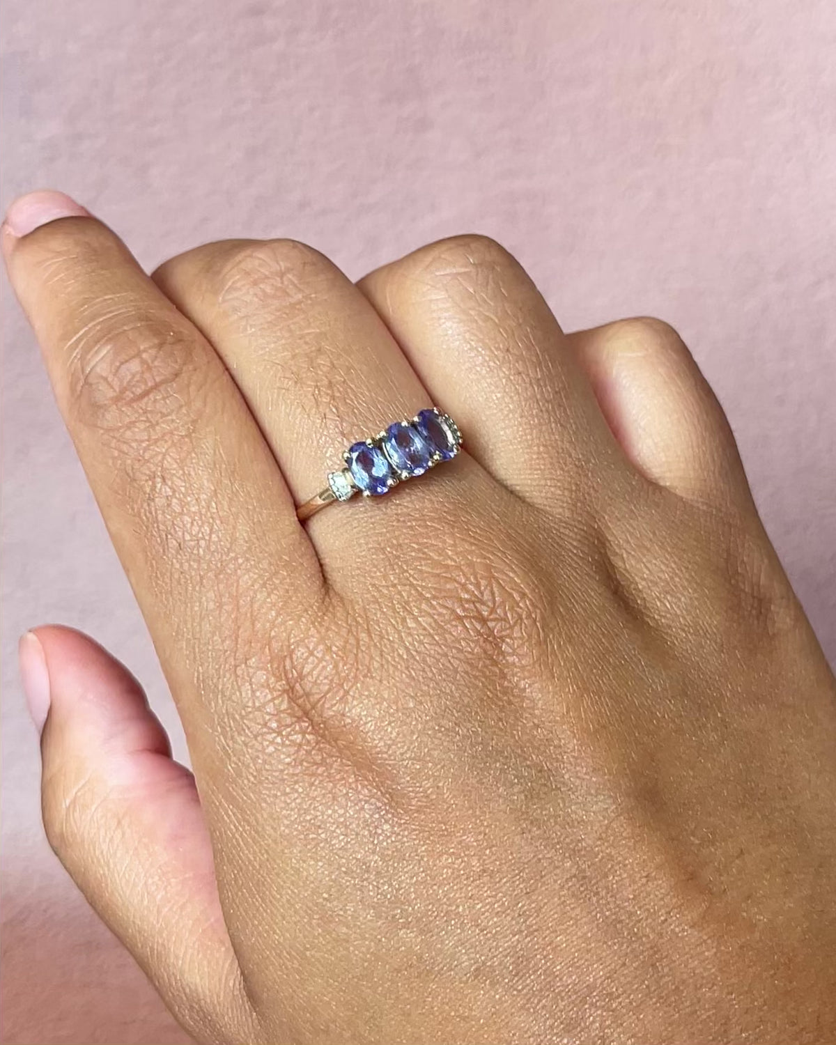 Anillo trilogía de tanzanitas de 1.63 quilates y diamantes «Flore»