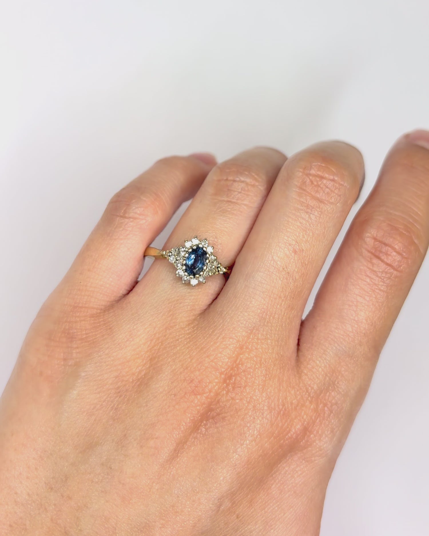 Anillo Margarita Zafiro 0,75 quilates y Diamantes "Caroline"