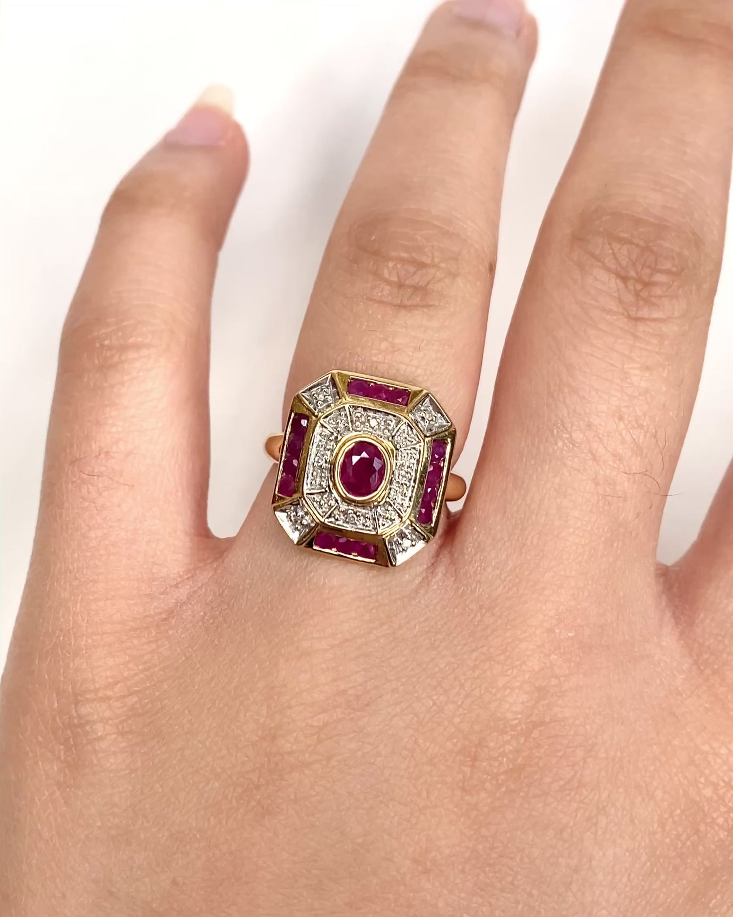 Anillo estilo Art Déco Rubí 0,90 quilates y diamantes "Florencia"