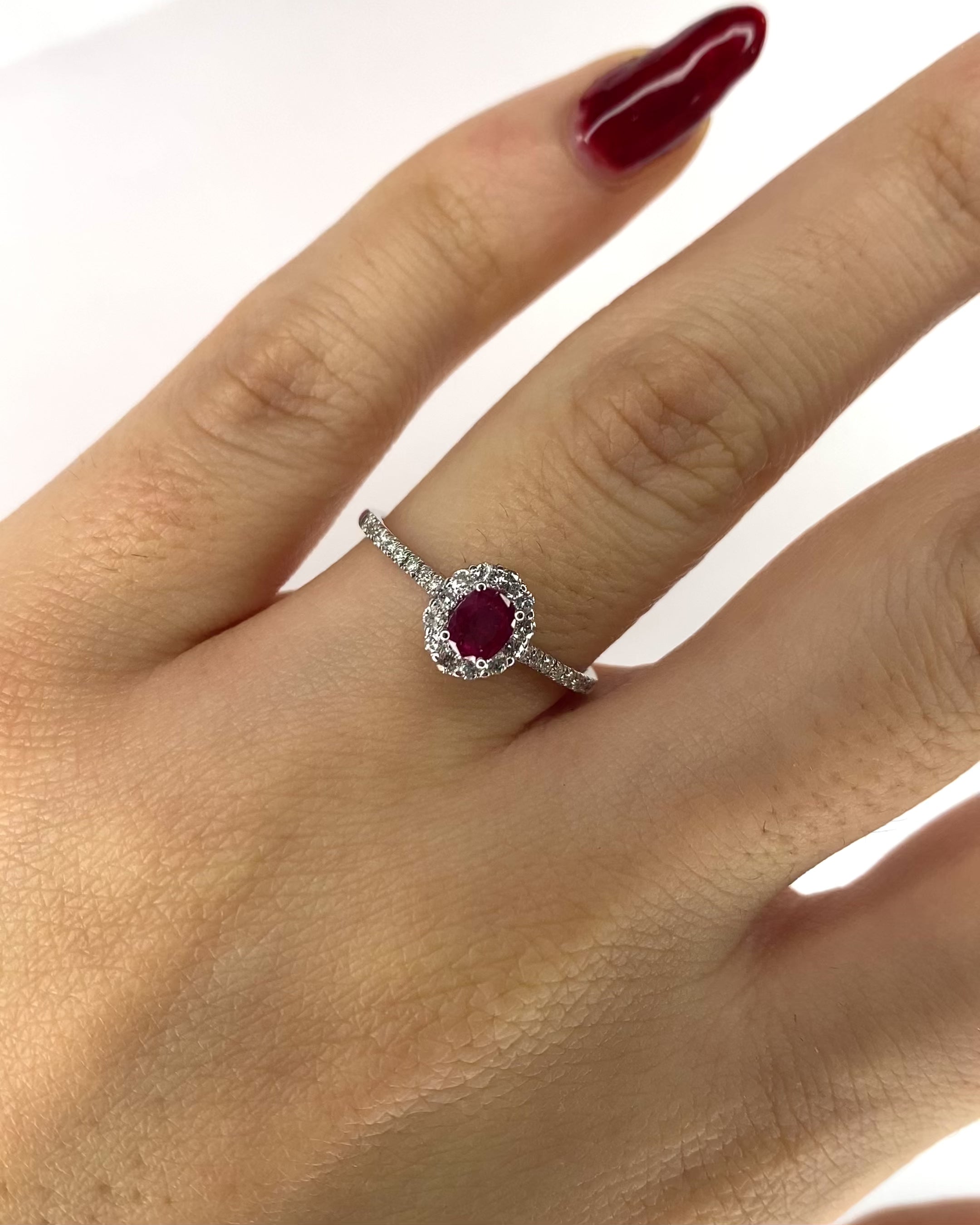 Anillo Marguerite Rubí y 28 Diamantes "Eloise"