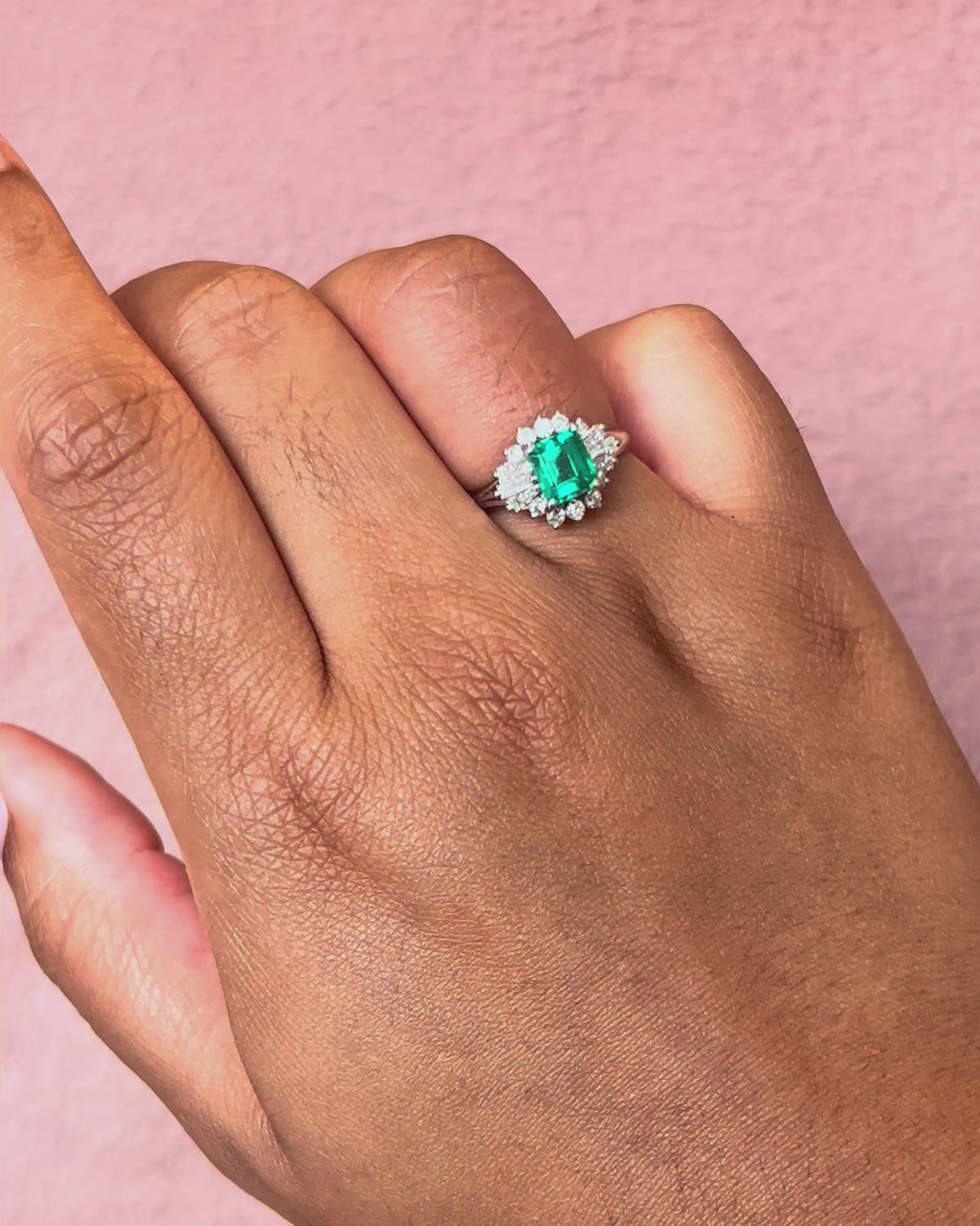 Anillo margarita con esmeralda colombiana de 0.95 quilates y diamantes «Albertine»
