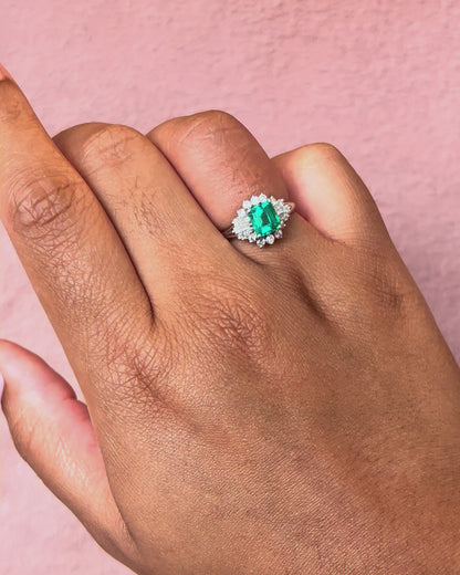Anillo margarita con esmeralda colombiana de 0.95 quilates y diamantes «Albertine»