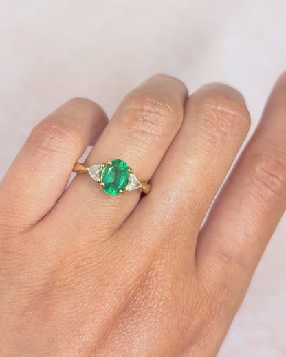 Bague Trilogie Émeraude 1.26 carat &amp; Diamants Troïdia 0.44 carat "Elora"