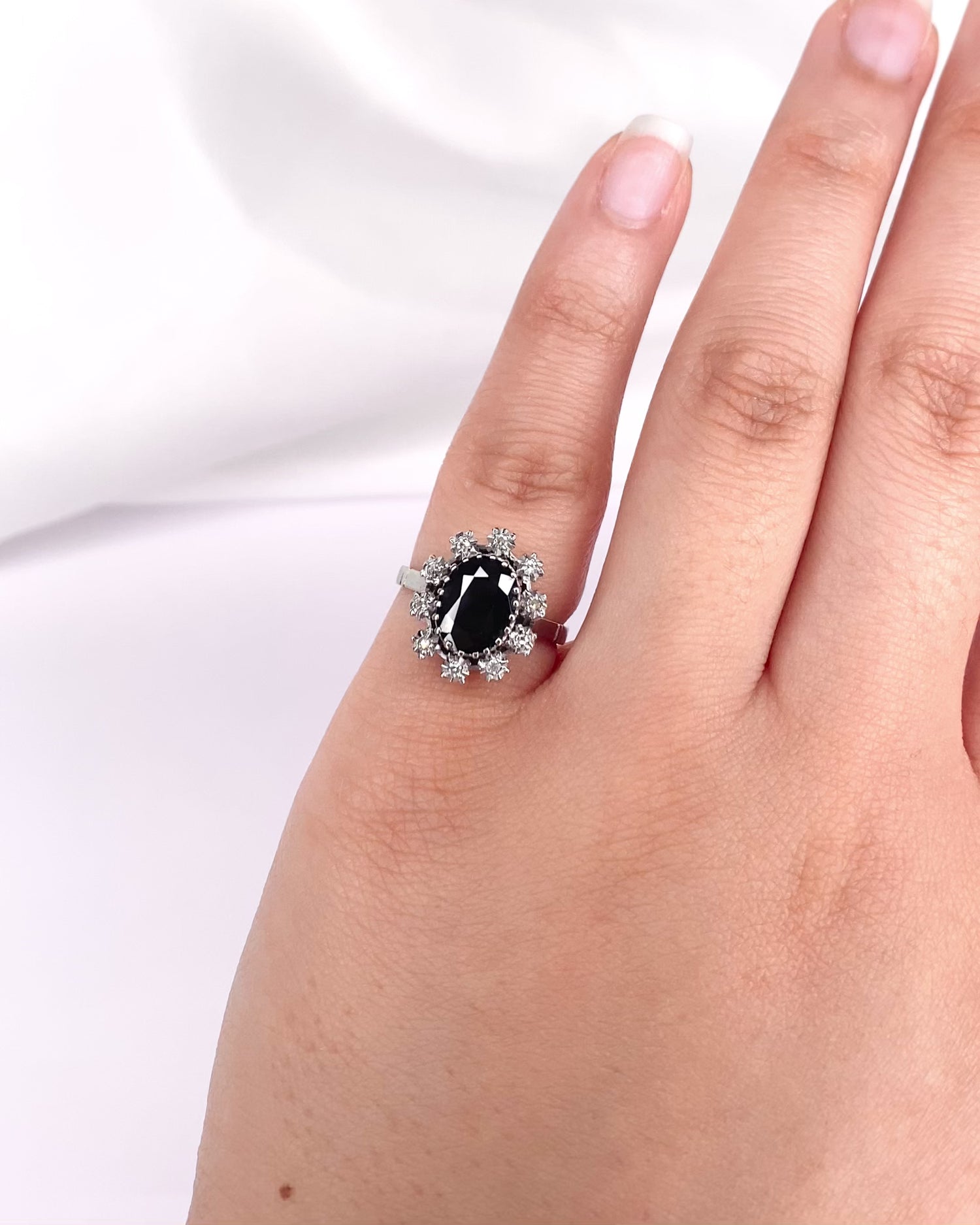 Marguerite Sapphire Ring 2.50 Carats &amp; 10 Diamonds "Soumia"