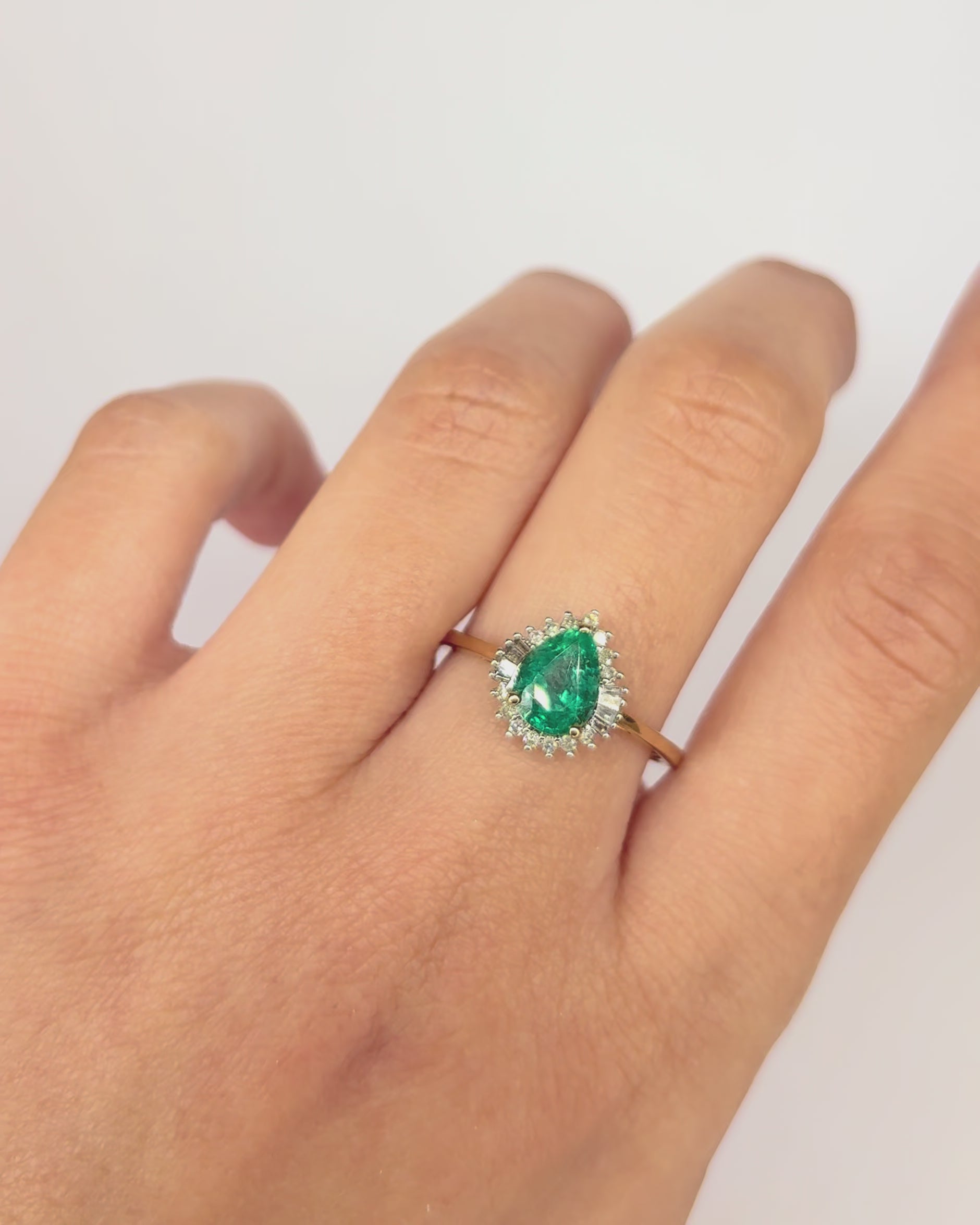 Bague Marguerite Poire Émeraude 1.2 carat &amp; Diamants "Mazarine"