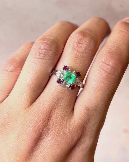 Anillo Marguerite Esmeralda 0,62 quilates, Rubí 0,35 quilates y Diamantes 0,43 quilates "Erika"