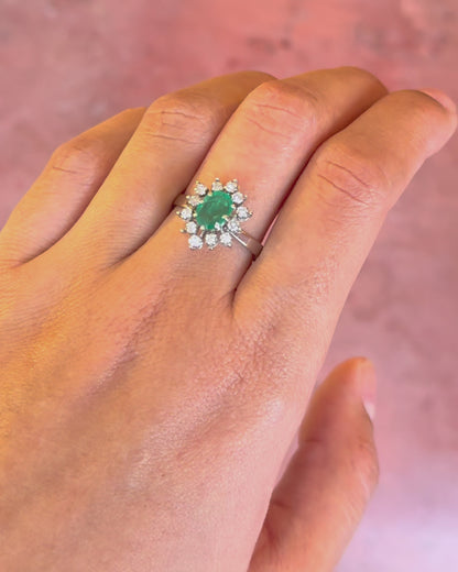 Anillo margarita de esmeralda de 1.05 quilates y diamantes de 0.48 quilates «Dana»