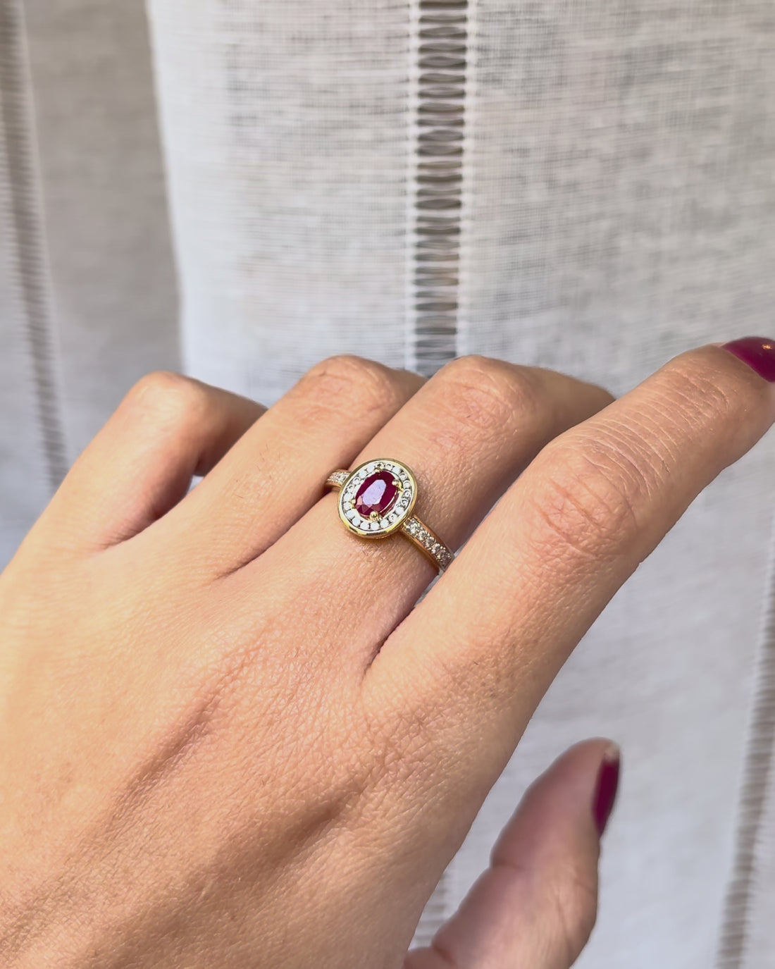 Bague Marguerite Art Déco Rubis 0.80 carat &amp; Diamants 0.44 carat &quot;Carmen&quot;
