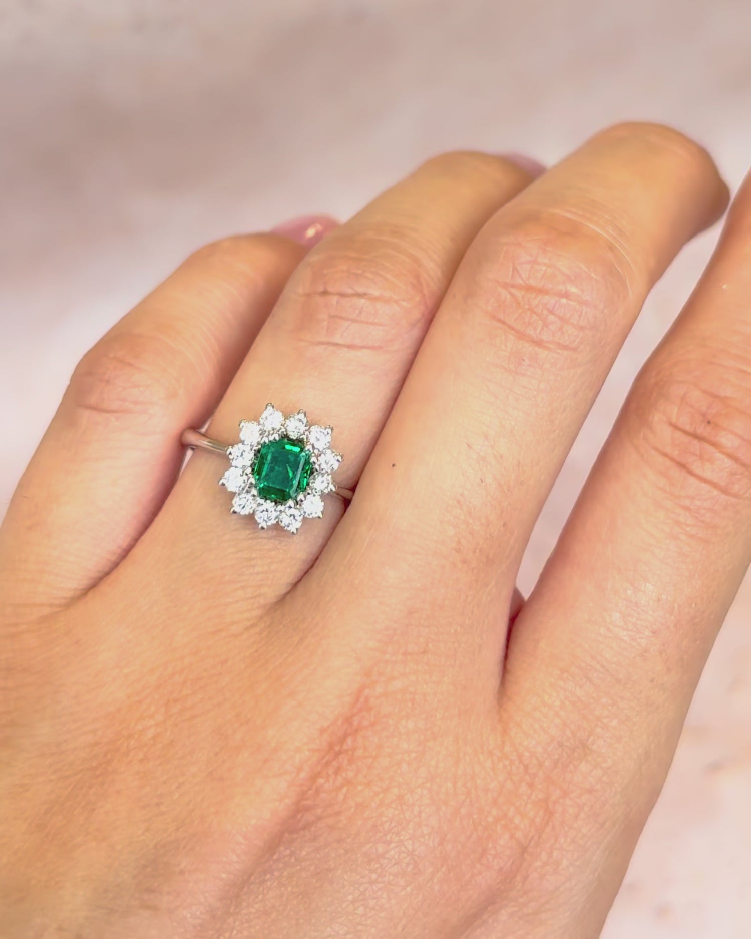 Bague Marguerite Émeraude 0.50 carat &amp; Diamants 0.30 carat "Clarisse"