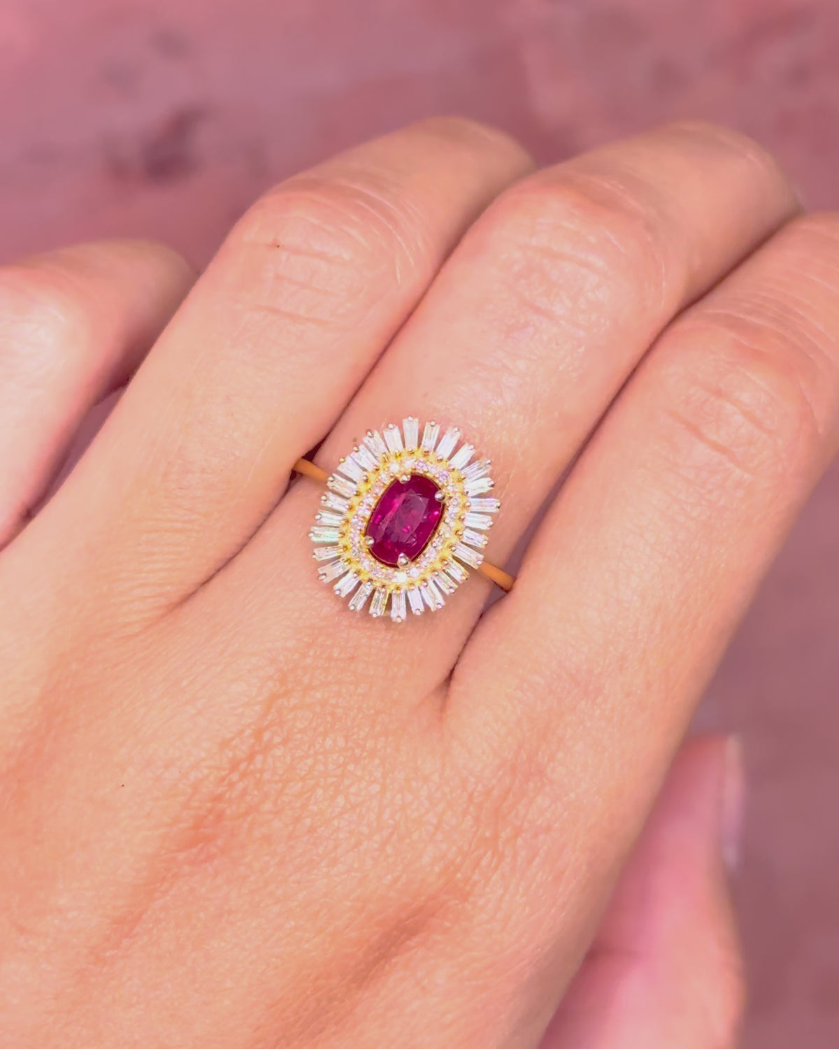 Anillo margarita de rubí mozambiqueño de 0.82 quilates y diamantes de 0.63 quilates "Biena"
