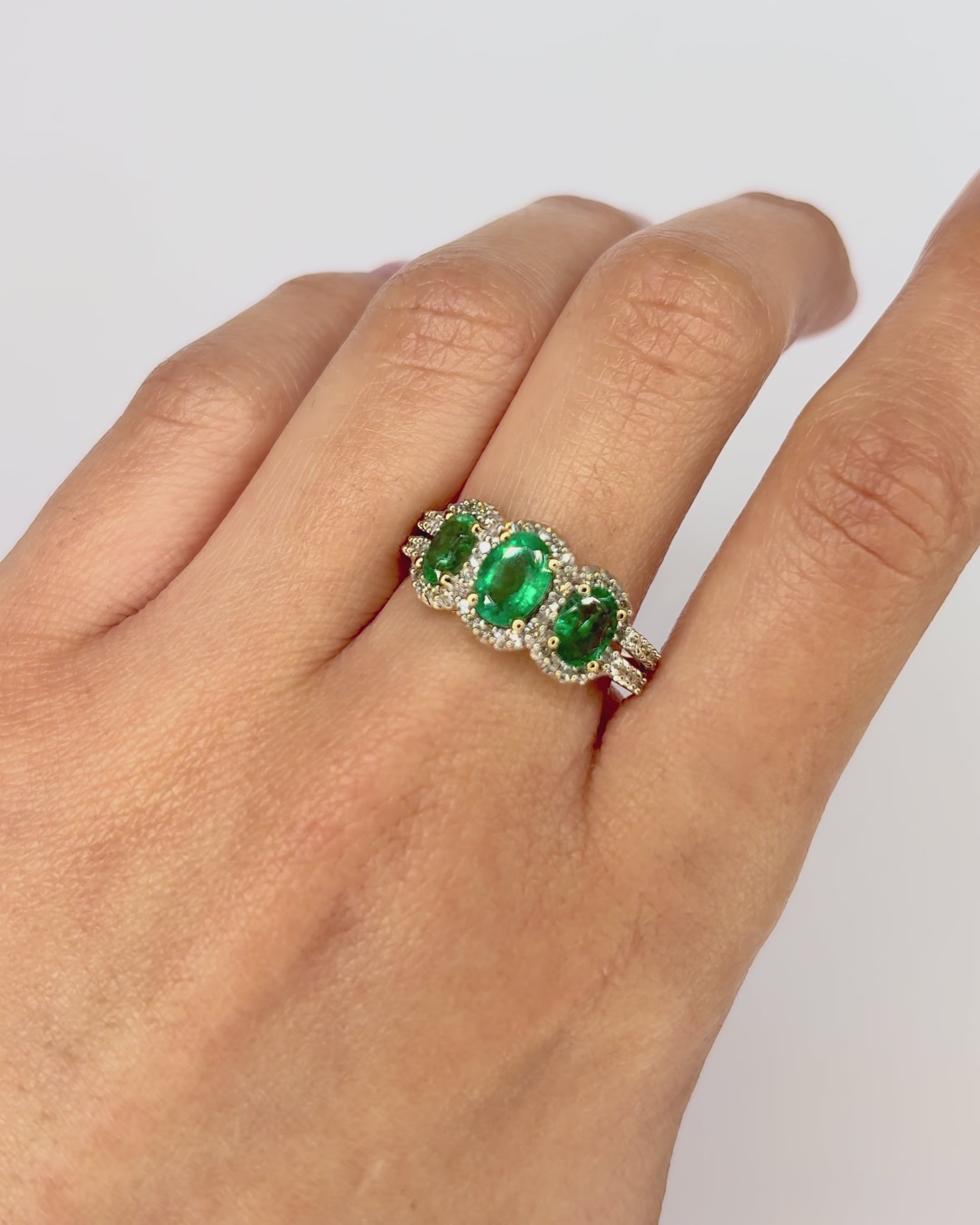 Bague Trilogie Émeraudes 1.80 carat &amp; Diamants 0.52 carat "Annaëlle"