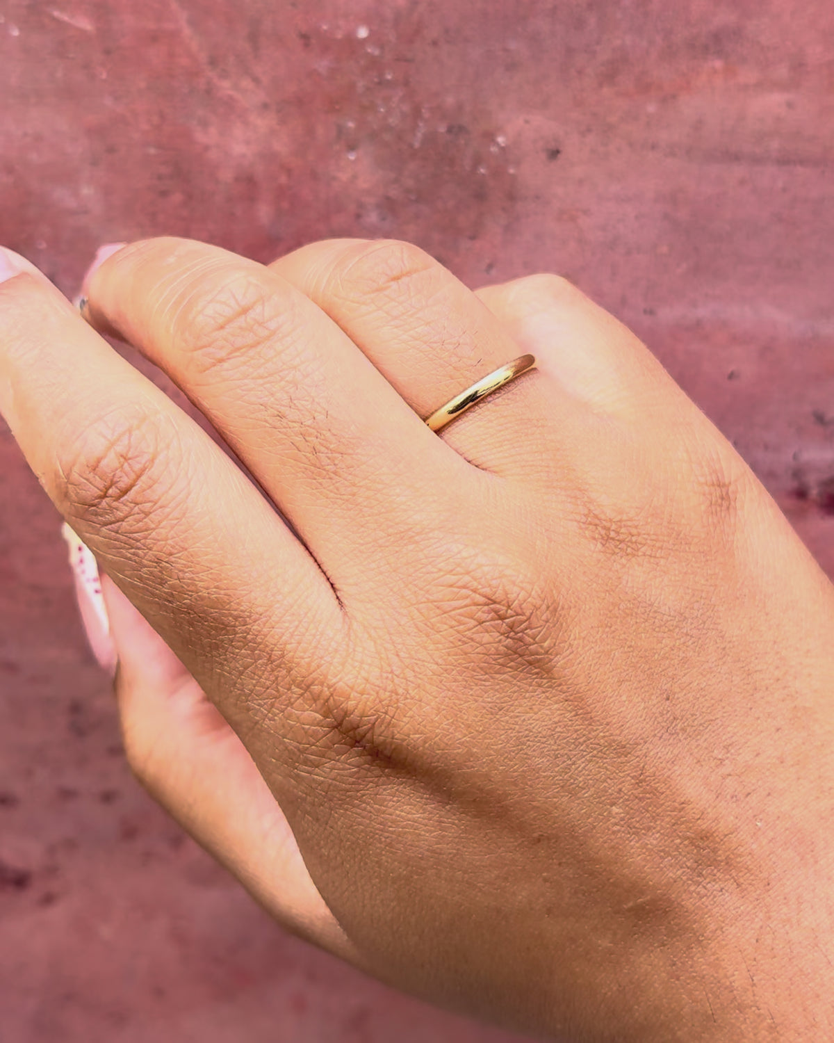 Alianza de oro amarillo de 18 quilates y 2.1mm «Loane»