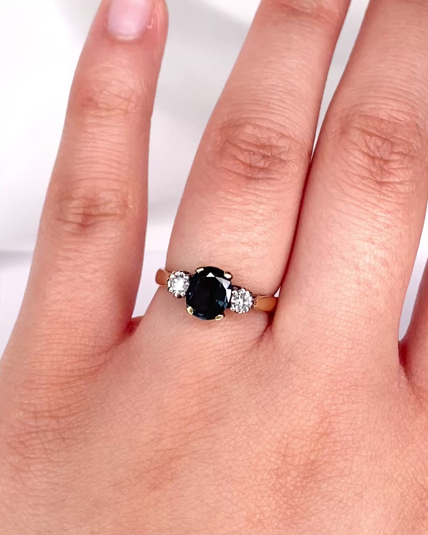 Bague Trilogie Saphir 1.30 carat &amp; Diamants 0.20 carat "Vanessa"