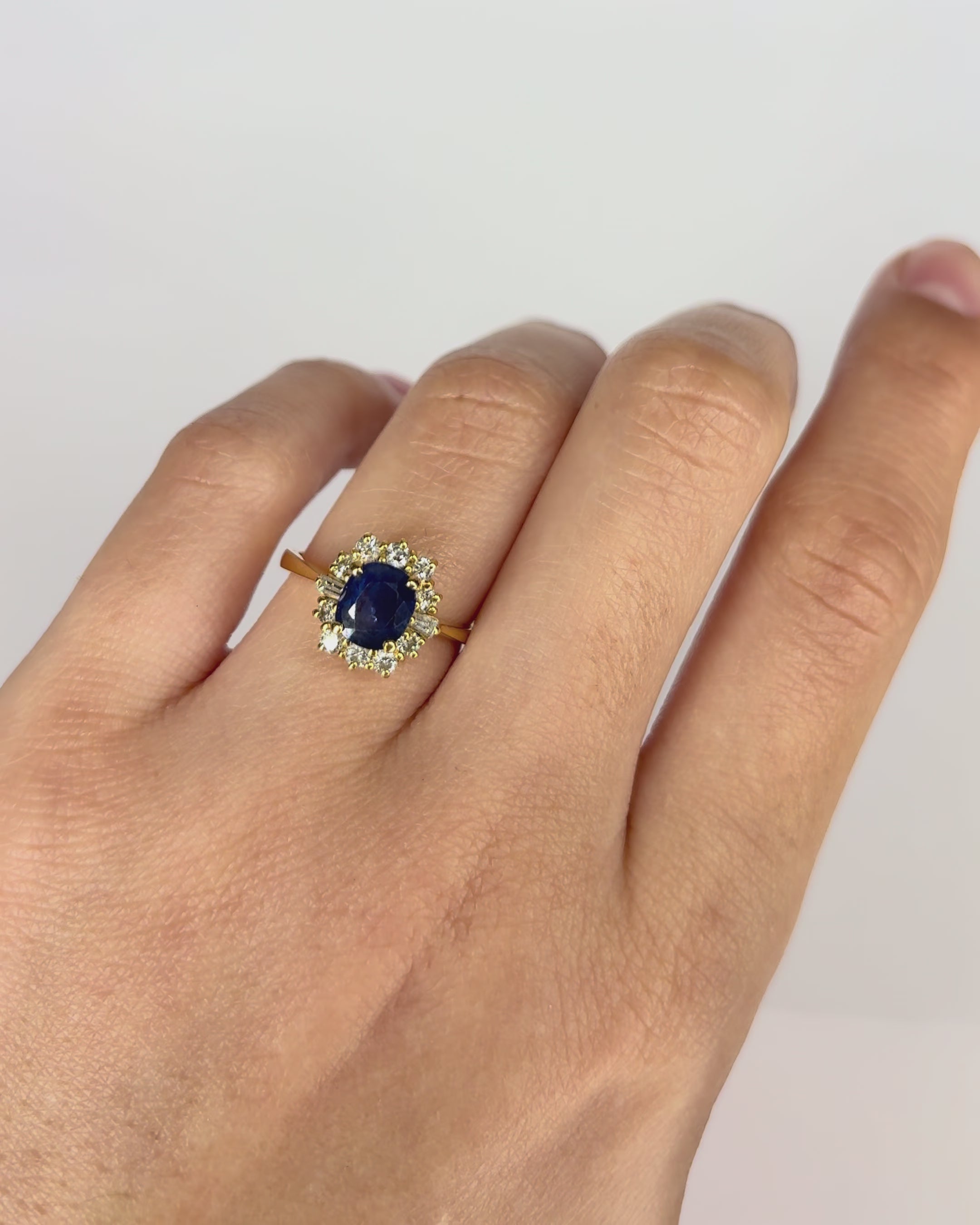 Daisy Ring Sapphire 0.85 Carat &amp; 12 Diamonds "Sora"