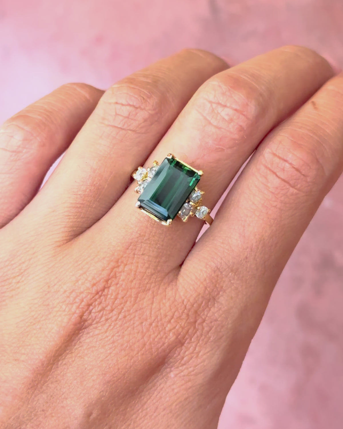 Anillo cóctel trilogía de turmalina de 4.20 quilates y diamantes de 0.54 quilates «Linda»