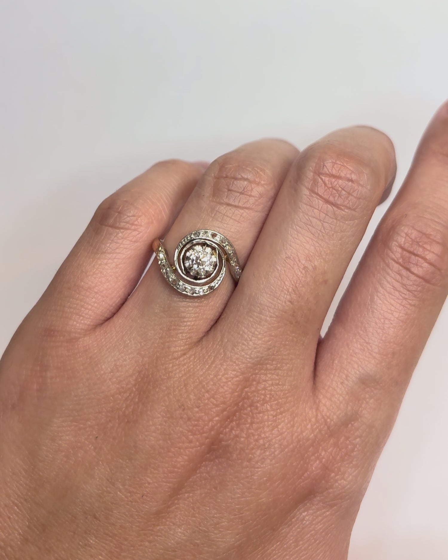 Bague Tourbillon Style Art Nouveau Diamants 0.38 carat "Nessia"