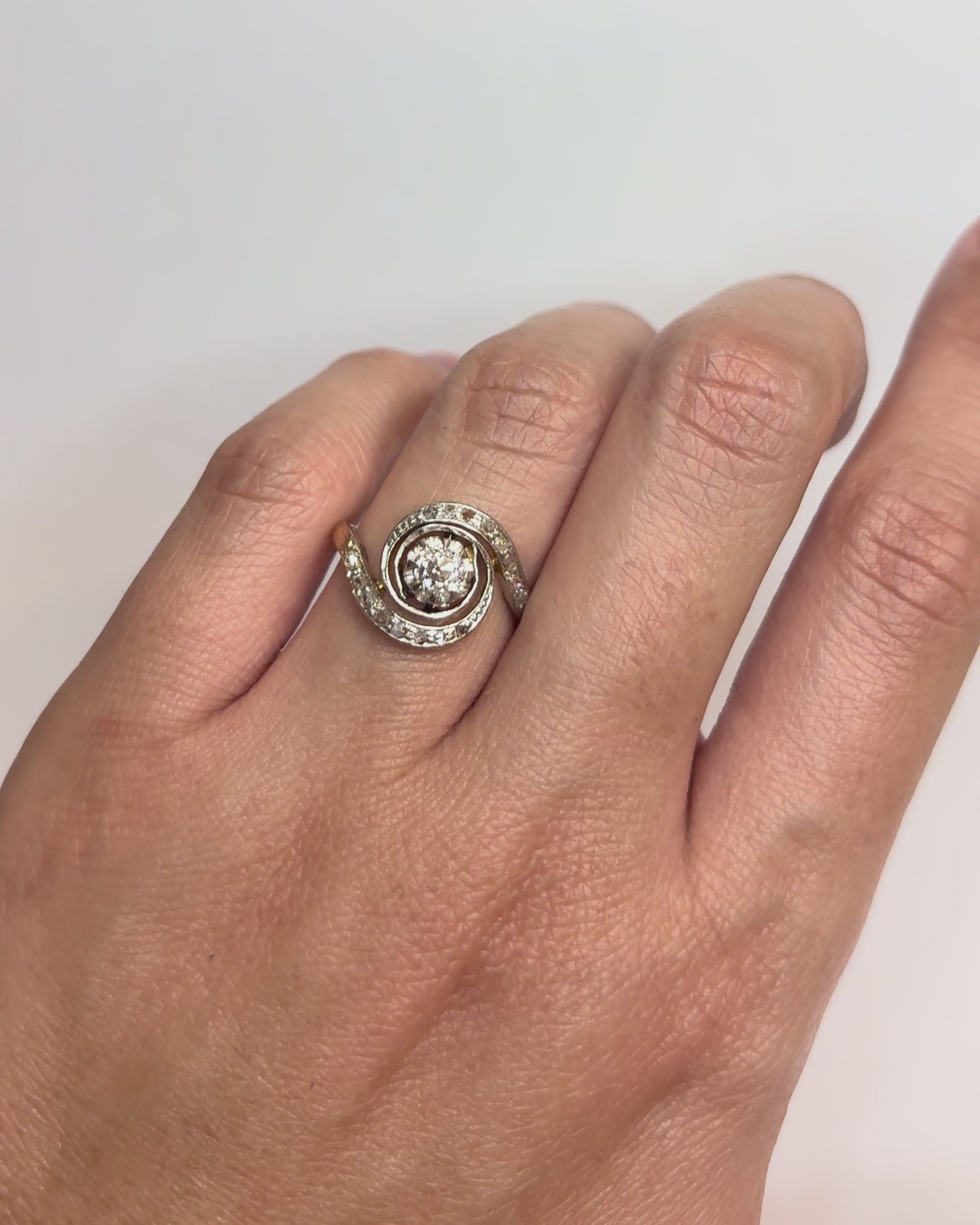 Bague Tourbillon Style Art Nouveau Diamants 0.38 carat "Nessia"