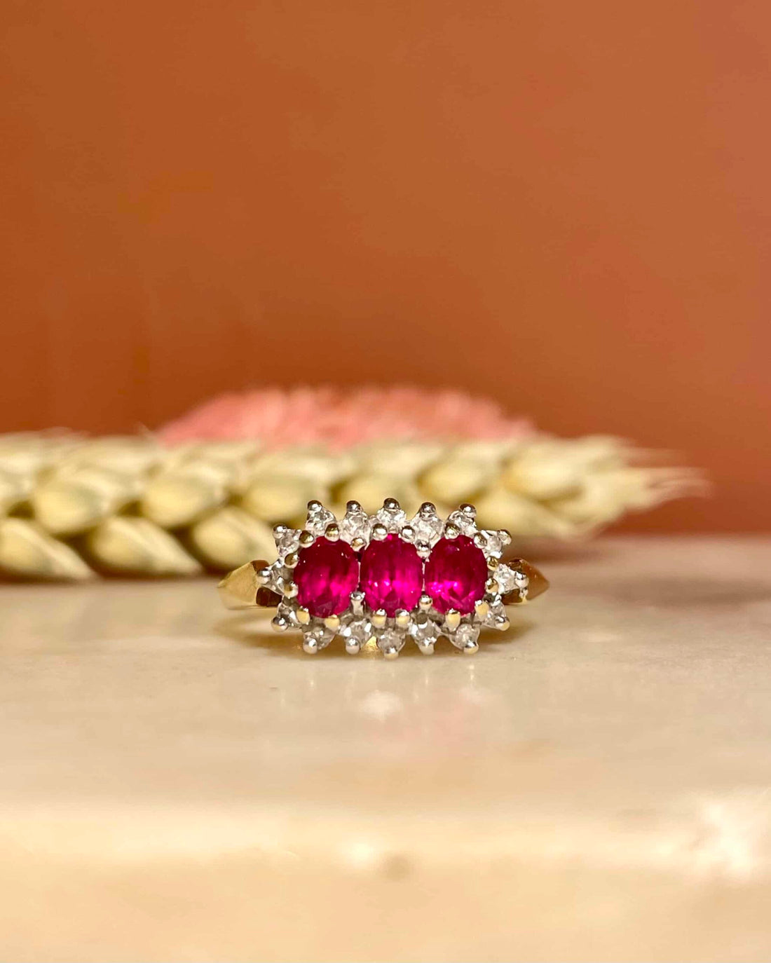 Anillo &quot;Riley&quot; de 0,90 quilates con rubí y 16 diamantes