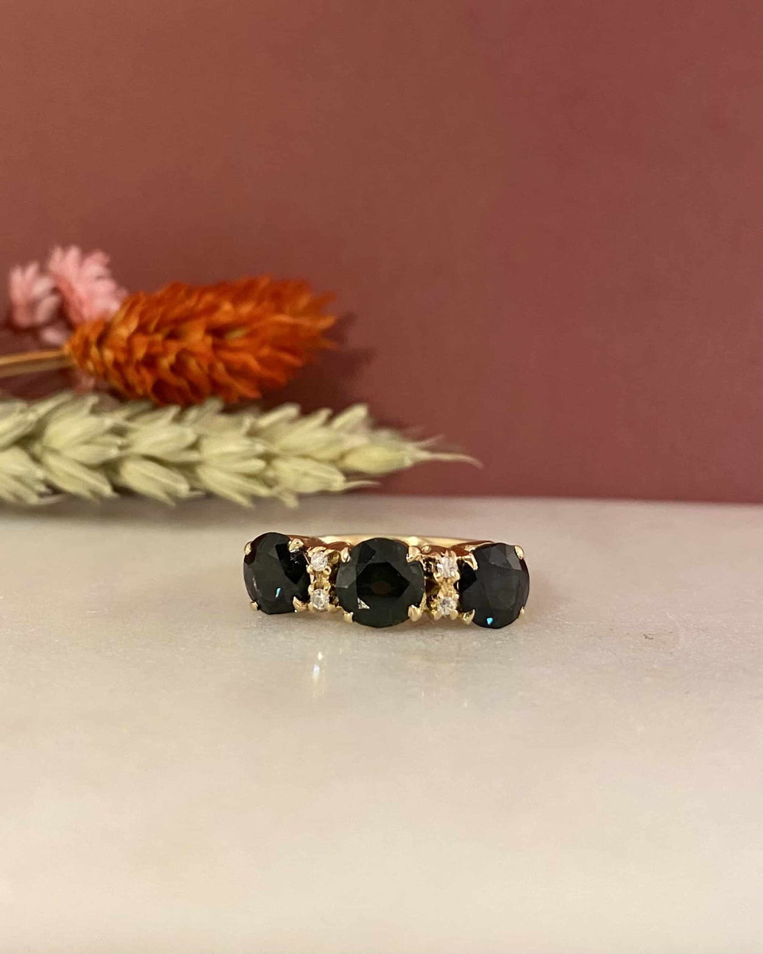 Anillo "Rita" de 3,30 quilates con zafiro verde y diamantes