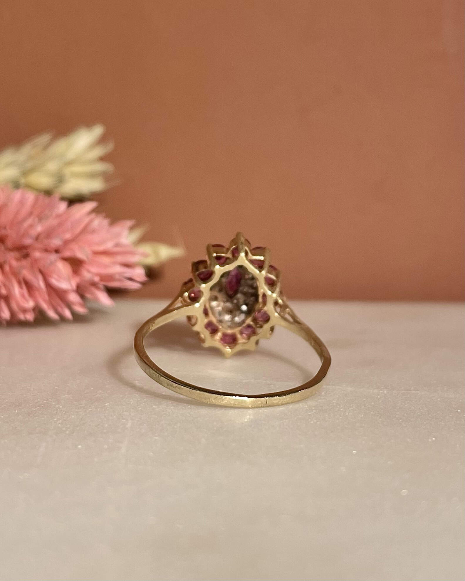 Bague Marguerite 13 Rubis &amp; Diamants "Kensley" - Elliade Paris