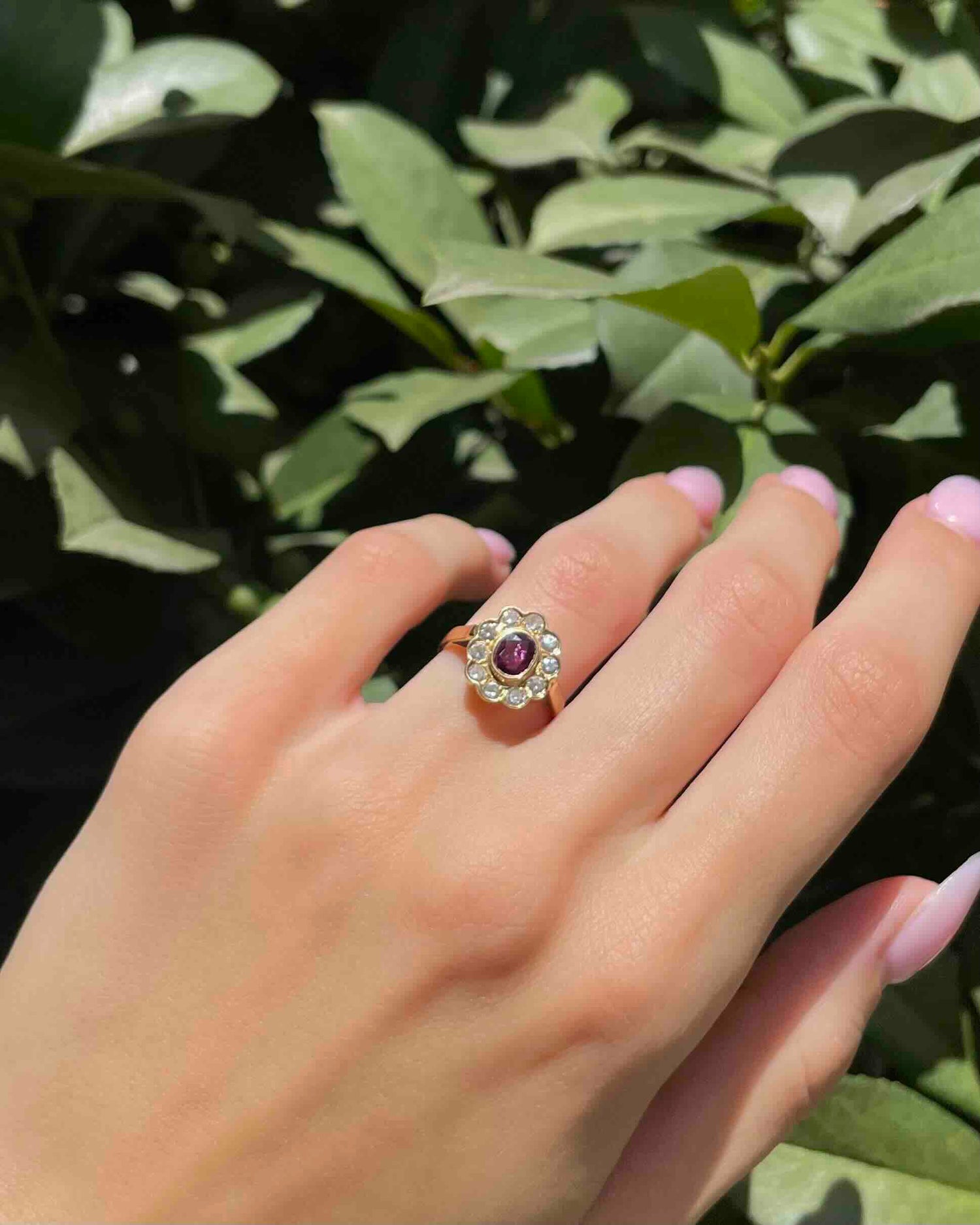 Bague Marguerite Rubis 0,70 carat &amp; 10 Diamants &quot;Armelle&quot;