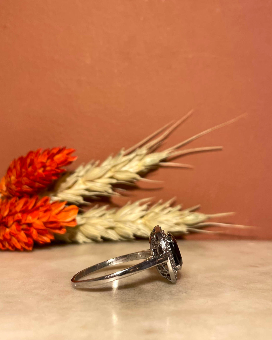 Anillo Art Déco con zafiro margarita de 1,50 quilates y diamantes "Victoria"