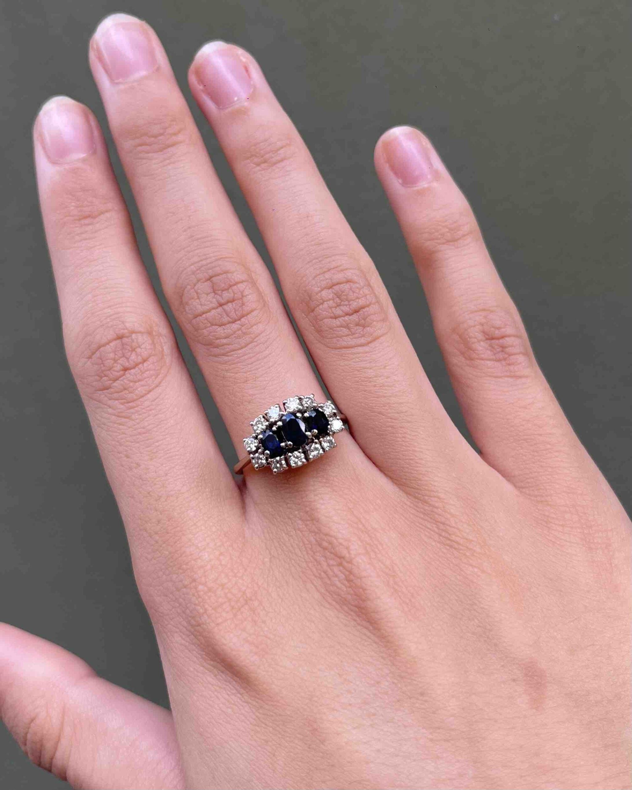 Anillo de trilogía de zafiros y diamantes "Juliane"
