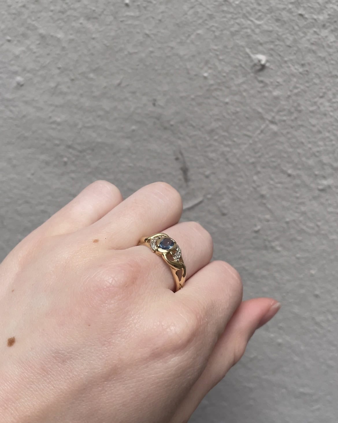 Anillo brazalete "Carmen" de zafiro y diamantes de 0,35 quilates