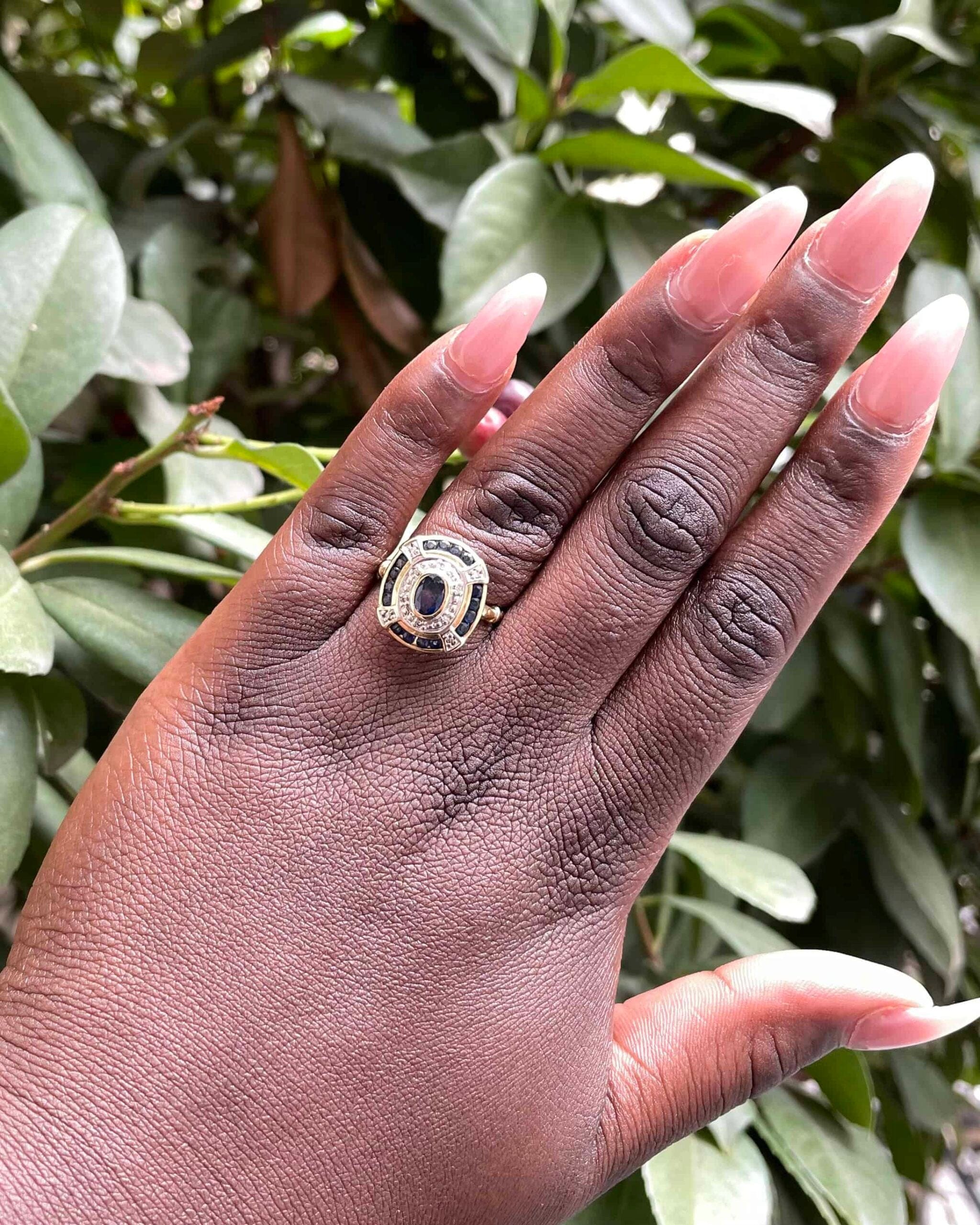 Anillo estilo Art Déco con 17 zafiros y 10 diamantes "Haven"