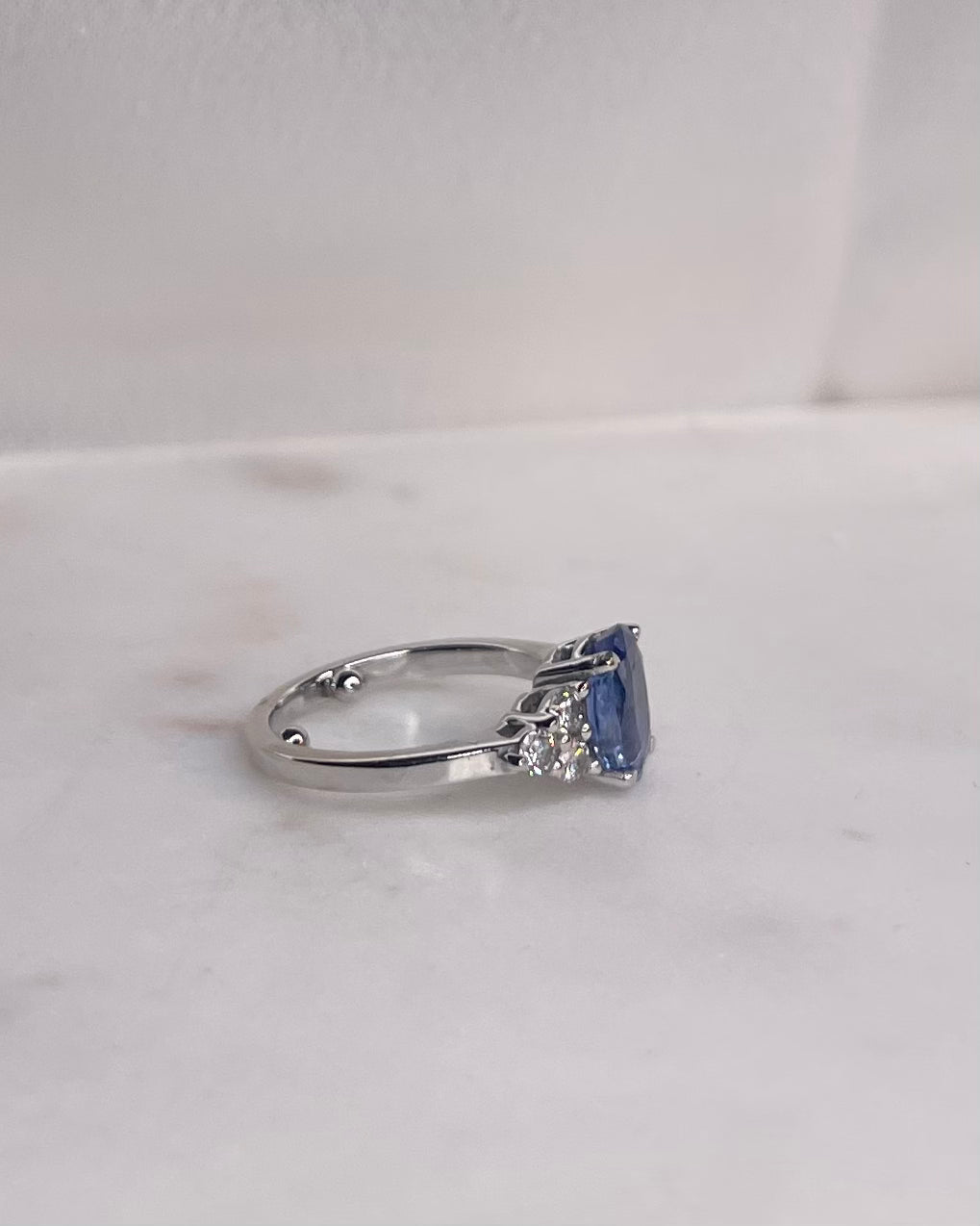 Bague Trilogie Saphir 1.80 &amp; Diamants “Cléandre”