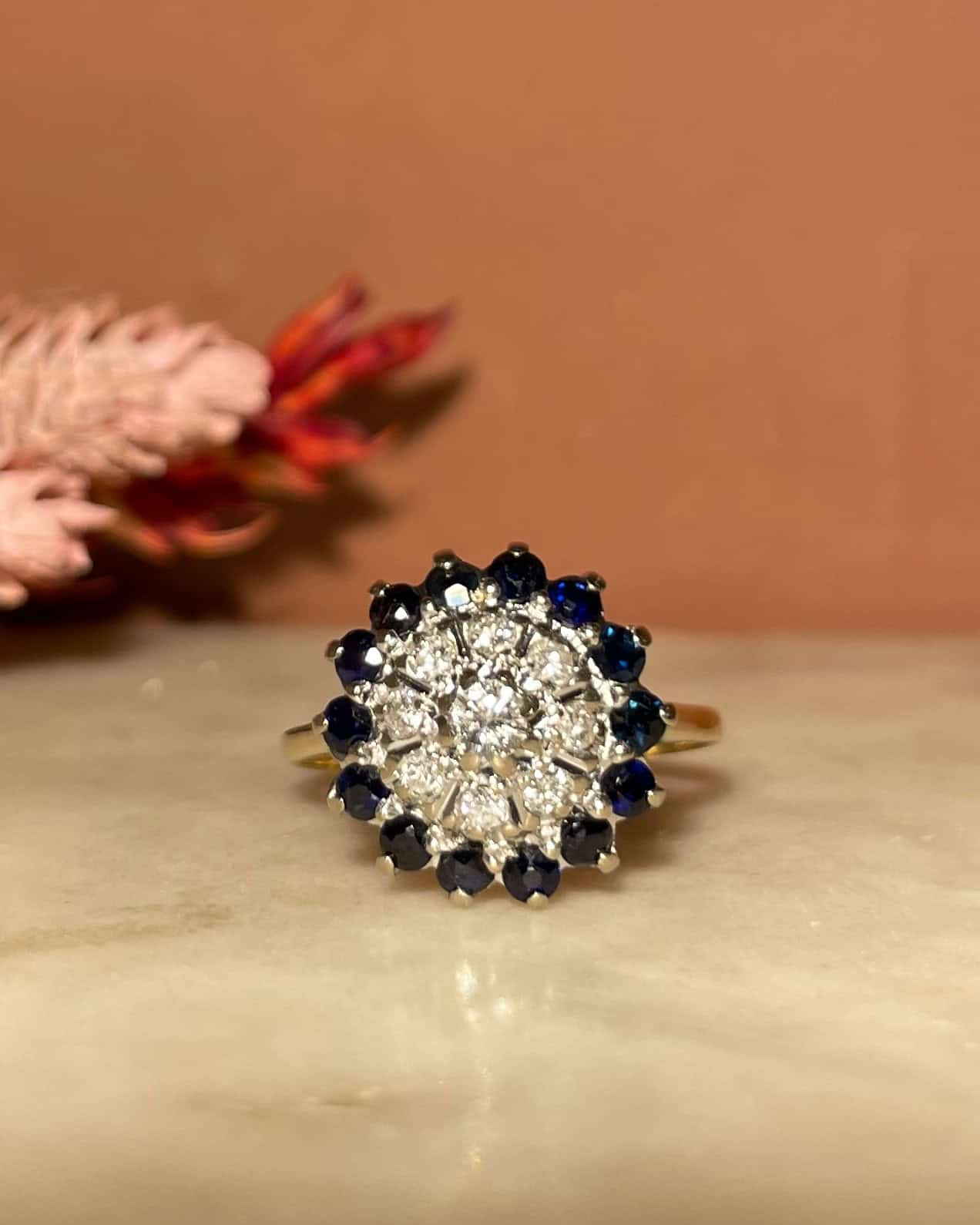 Anillo de margaritas "Johara" con 14 zafiros y 9 diamantes 