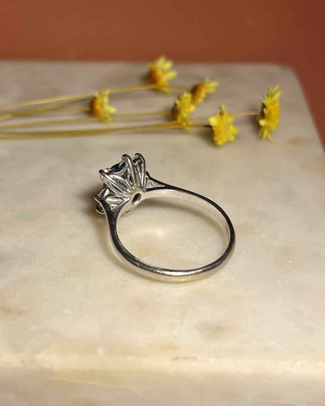 Anillo de margaritas con esmeralda y diamantes "Eglantine"