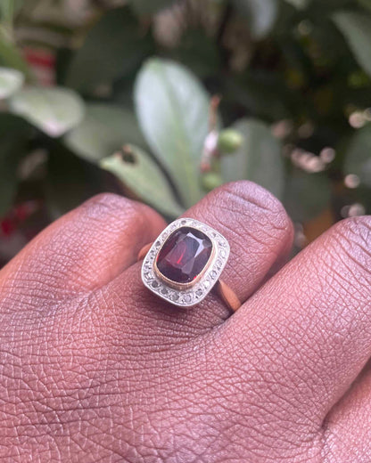 Bague Art-Déco Grenat 2.15 carats et 20 Diamants &quot;Kelsey&quot;