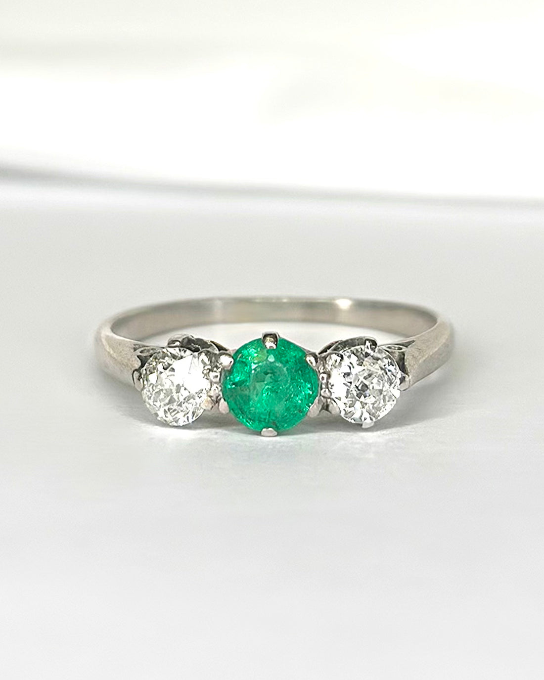 Bague Trilogie Émeraude 0.40 carat &amp; Diamants 0.40 carat "Maeva" - Elliade Paris