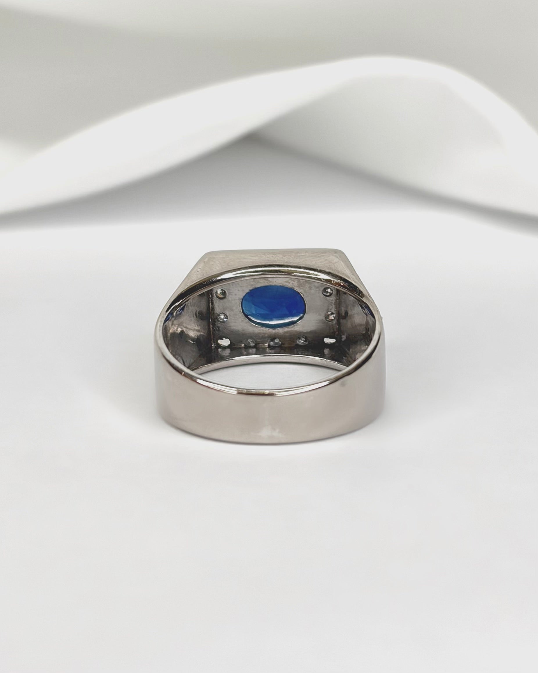 Bague Jonc Chevalière Saphir 1.40 carat &amp; Diamants 0.42 carat "Pascale"