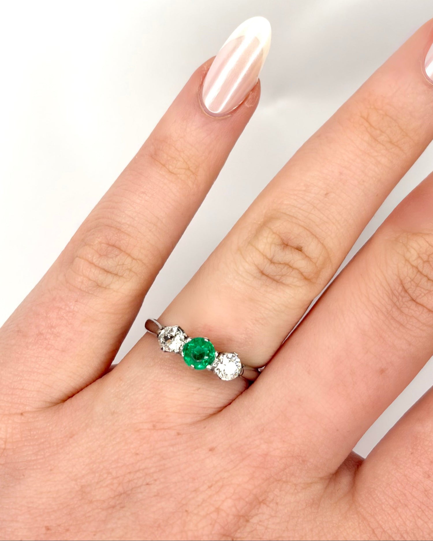 Bague Trilogie Émeraude 0.40 carat &amp; Diamants 0.40 carat "Maeva" - Elliade Paris