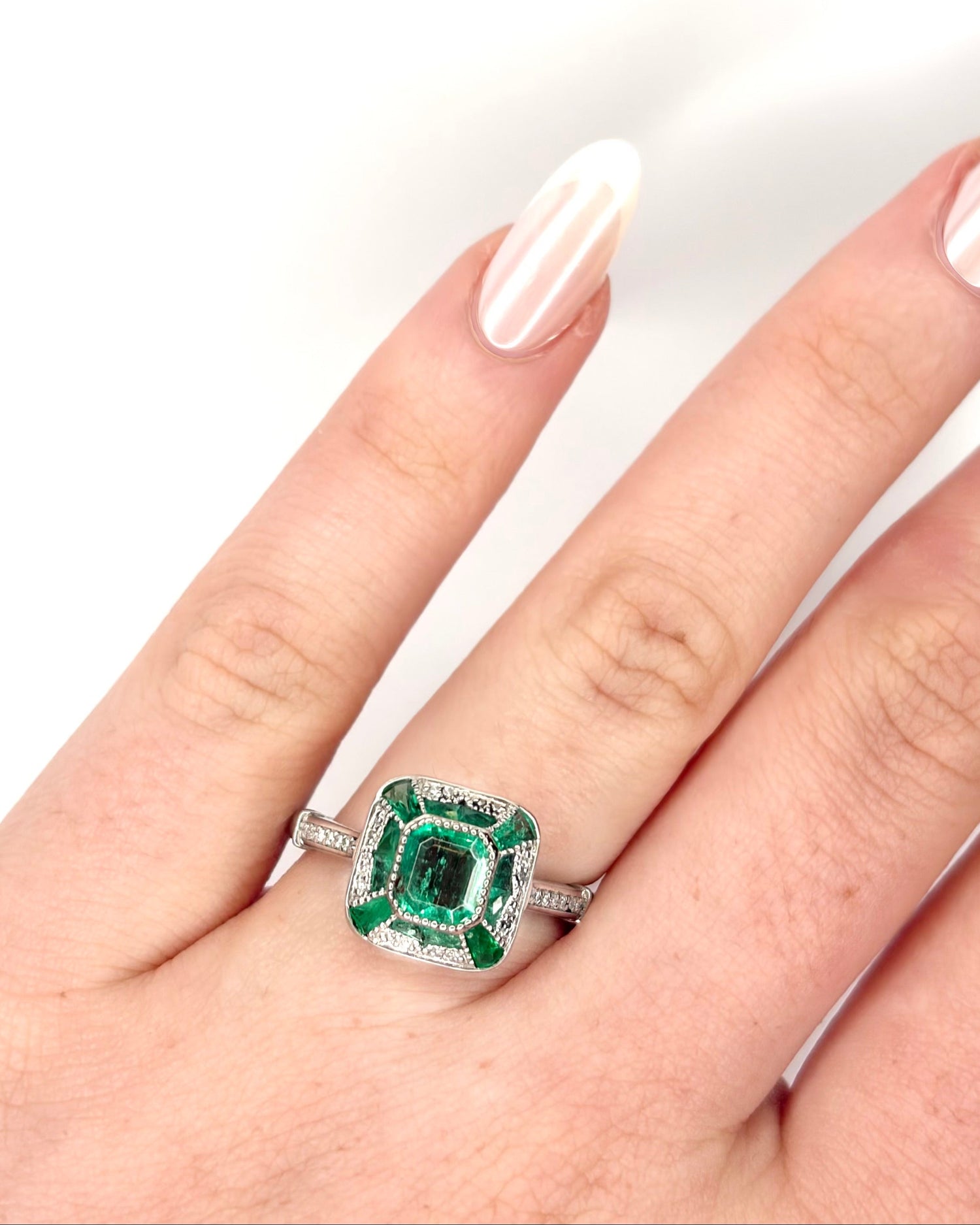Bague Style Art Déco Emeraudes de Zambie et Diamants "Olivia" - Elliade Paris