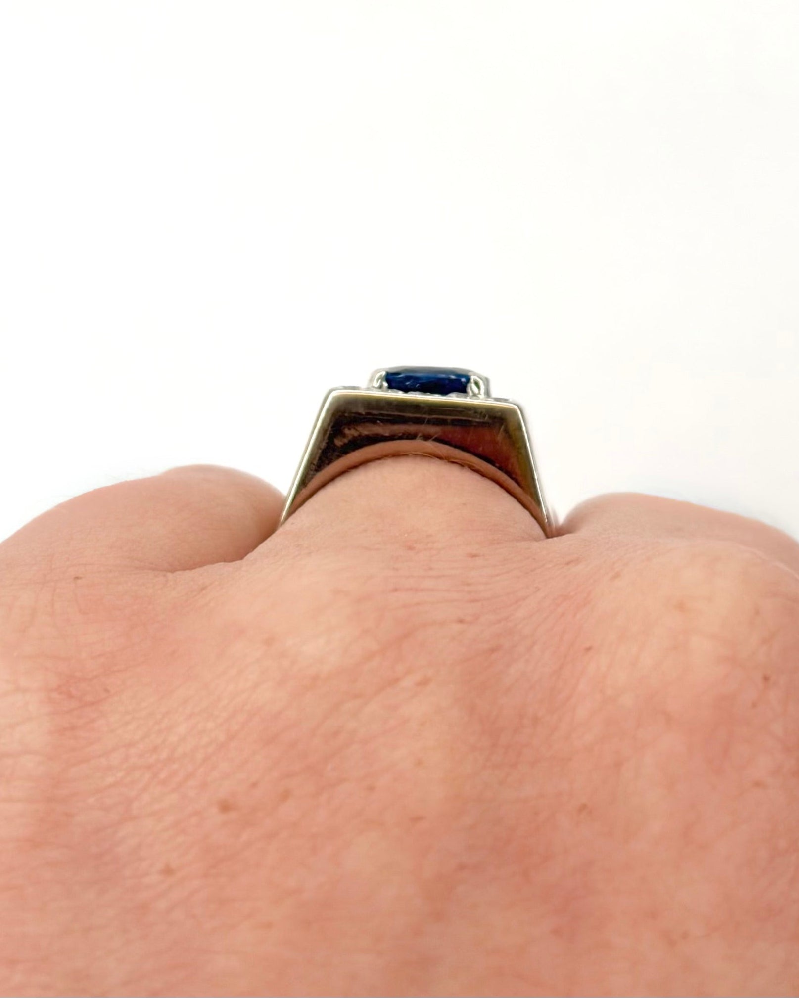 Bague Jonc Chevalière Saphir 1.40 carat &amp; Diamants 0.42 carat "Pascale"
