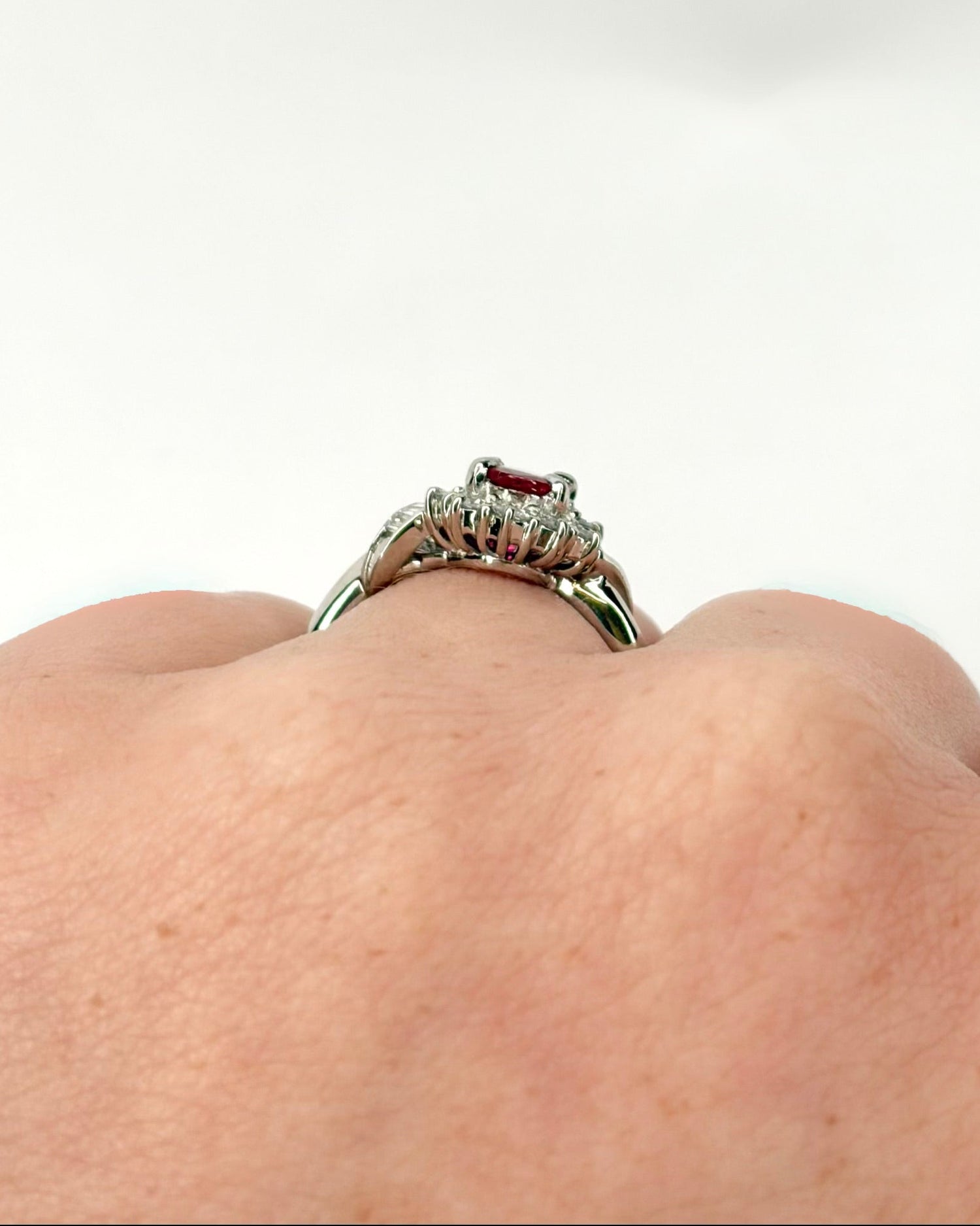 Bague Marguerite Rubis Mozambicain 0.71 carat &amp; Diamants 0.43 carat "Melinda"