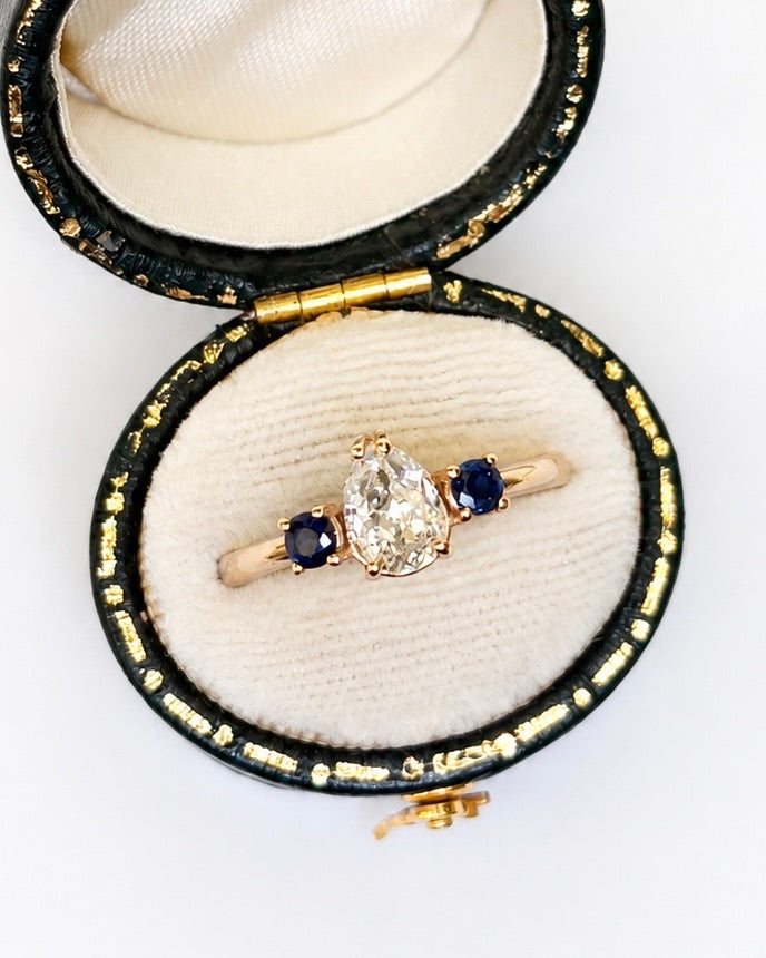 Bague Trilogie Diamant 0.85 carat &amp; Saphirs "Lévia"