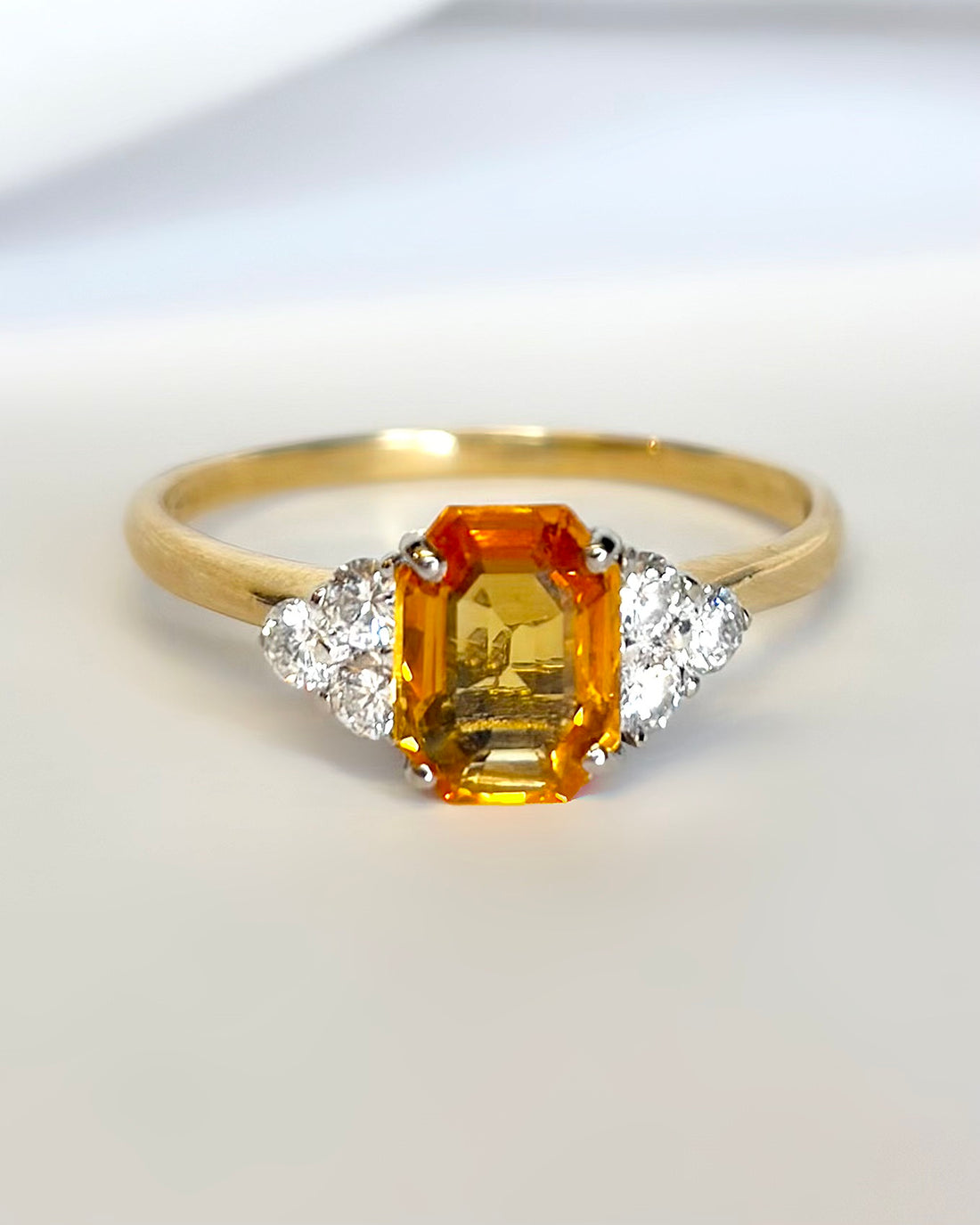 Bague Trilogie Saphir Jaune 1.45 carat &amp; Diamants 0.36 carat "Louise"