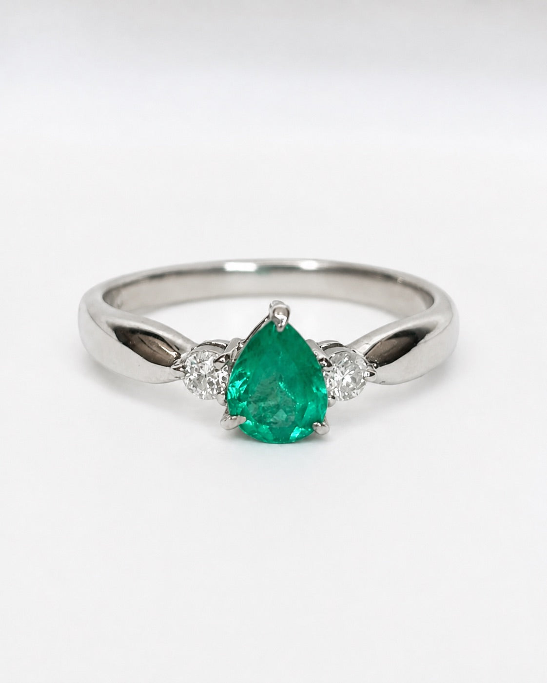 Anillo Trilogía Esmeralda 0,45 quilates y diamantes "Tessa"