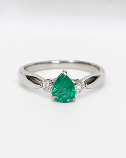 Anillo Trilogía Esmeralda 0,45 quilates y diamantes "Tessa"