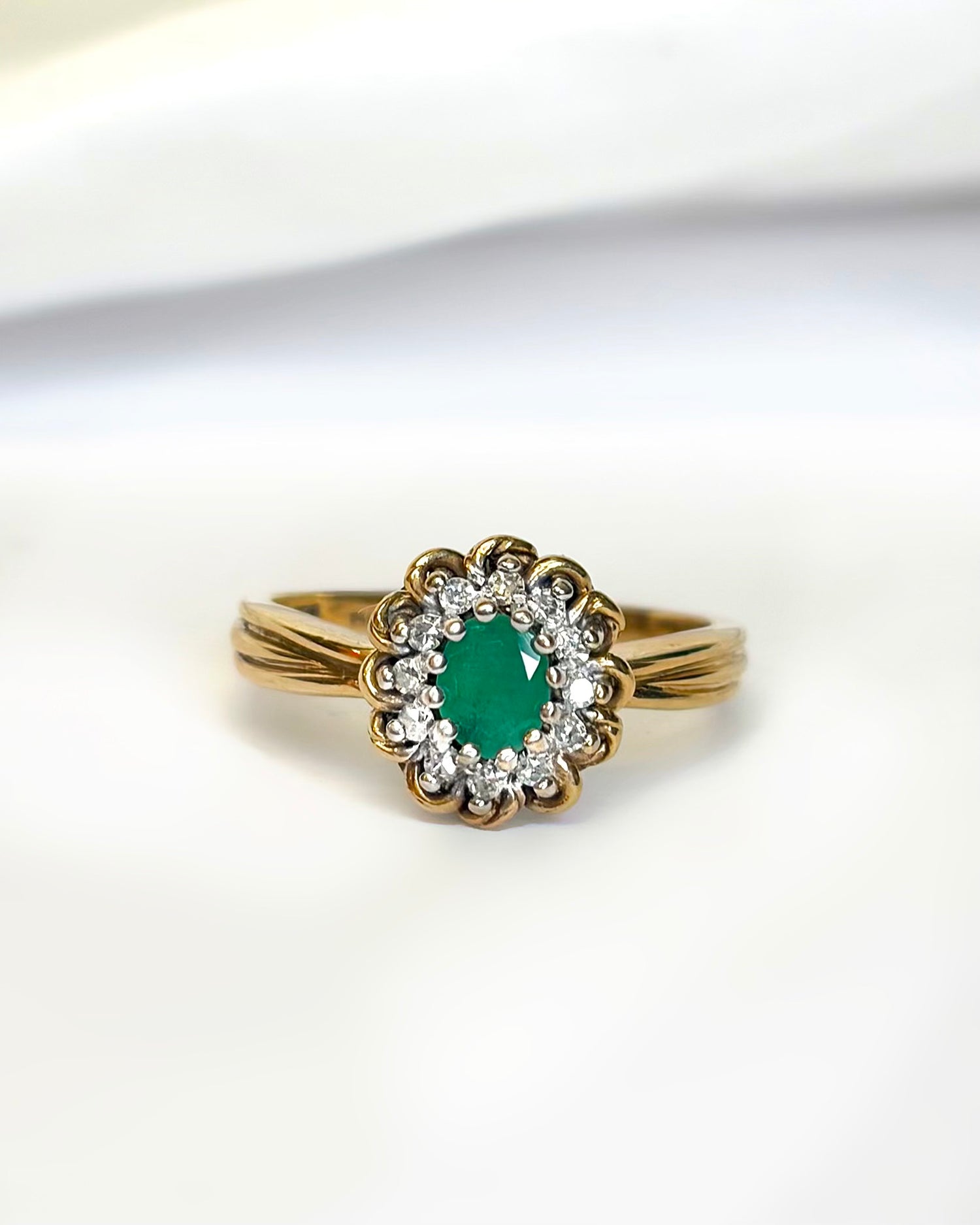Anillo Margarita Esmeralda 0.24 quilates y Diamantes 0.12 quilates "Martina"