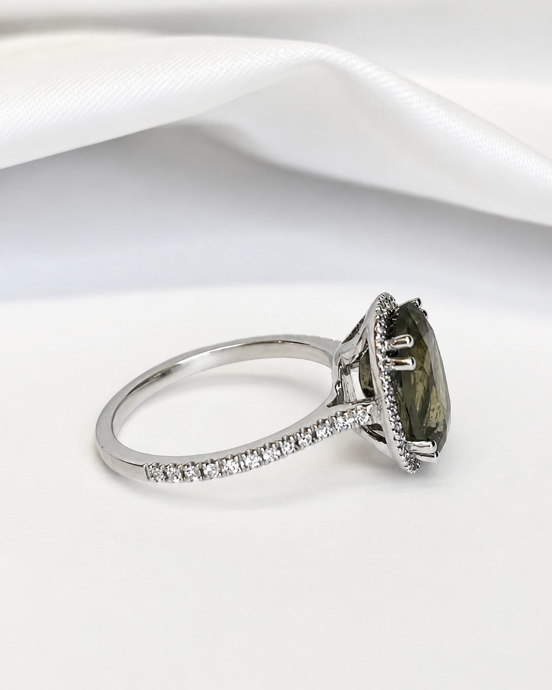 4.38-carat Green Sapphire &amp; 0.48-carat Diamonds Solitaire Ring, 4.36 g "Lysia"