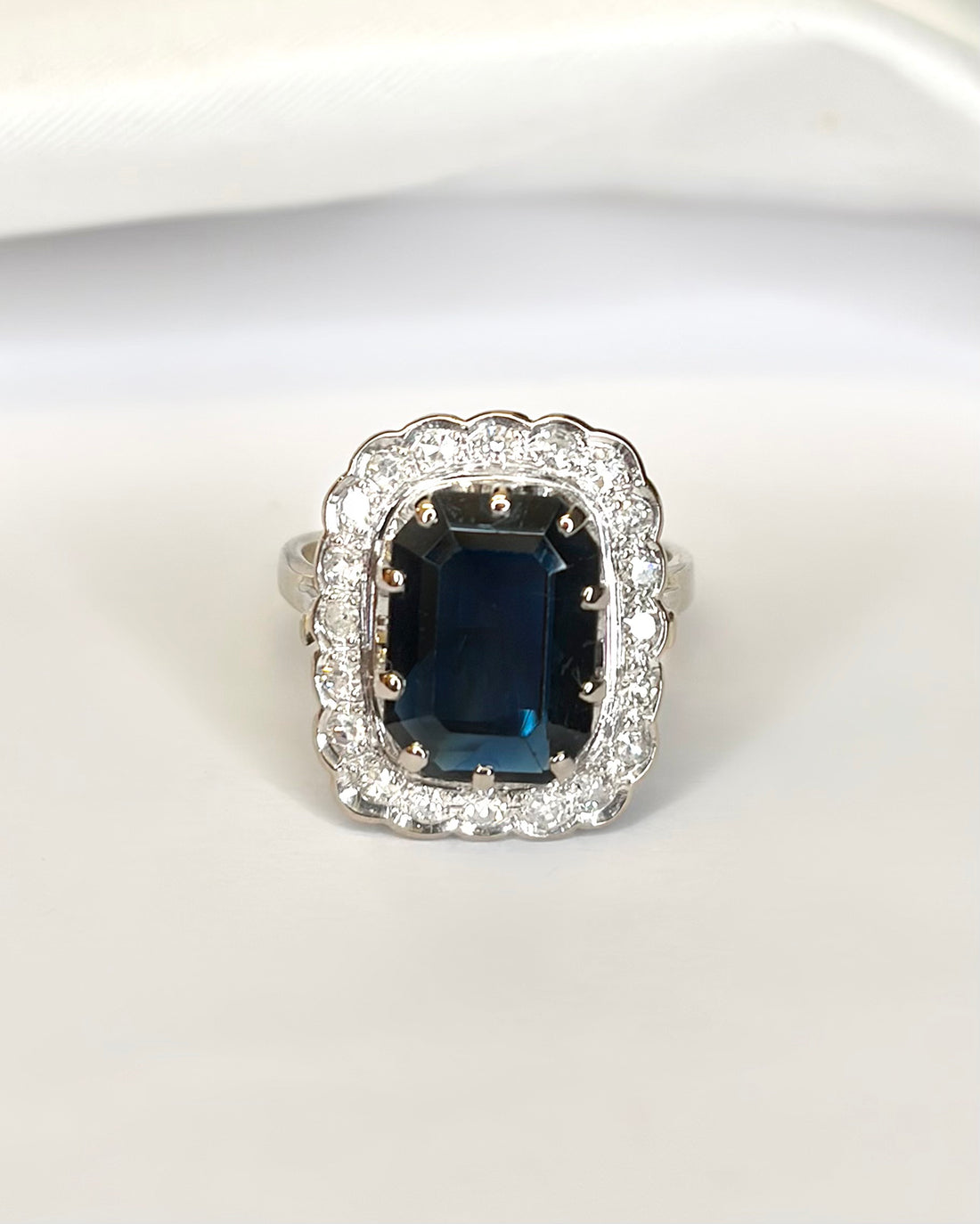 Anillo Marguerite Zafiro 4,40 quilates y Diamantes 0,40 quilates 5,95 g "Ariana"