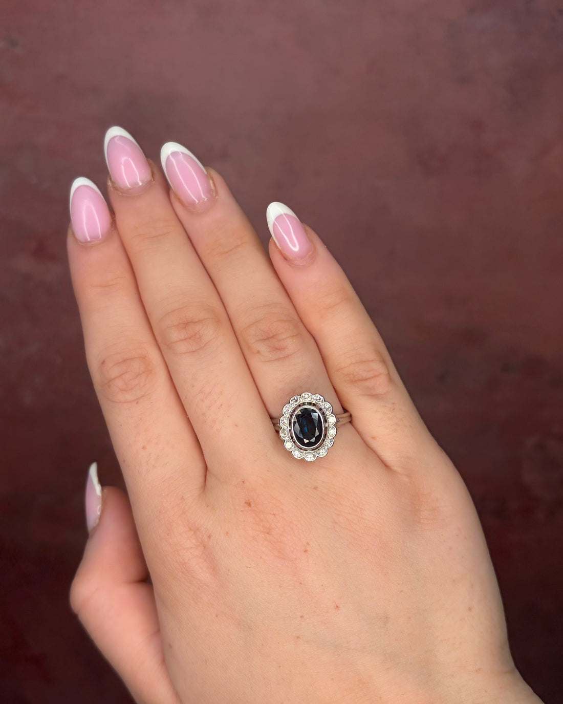 Anillo tipo margarita con zafiro de 2.45 quilates y diamantes, 5.26 g, «Michaela»