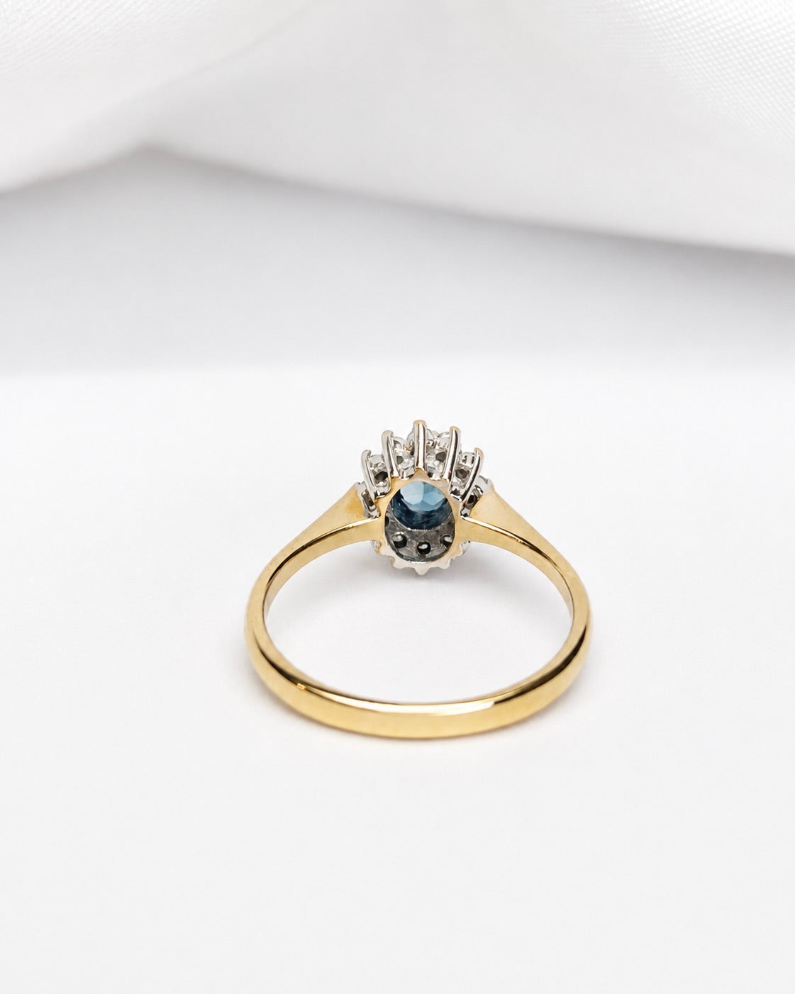 Anillo margarita de topacio de 0,43 quilates y diamantes «Isabelle»