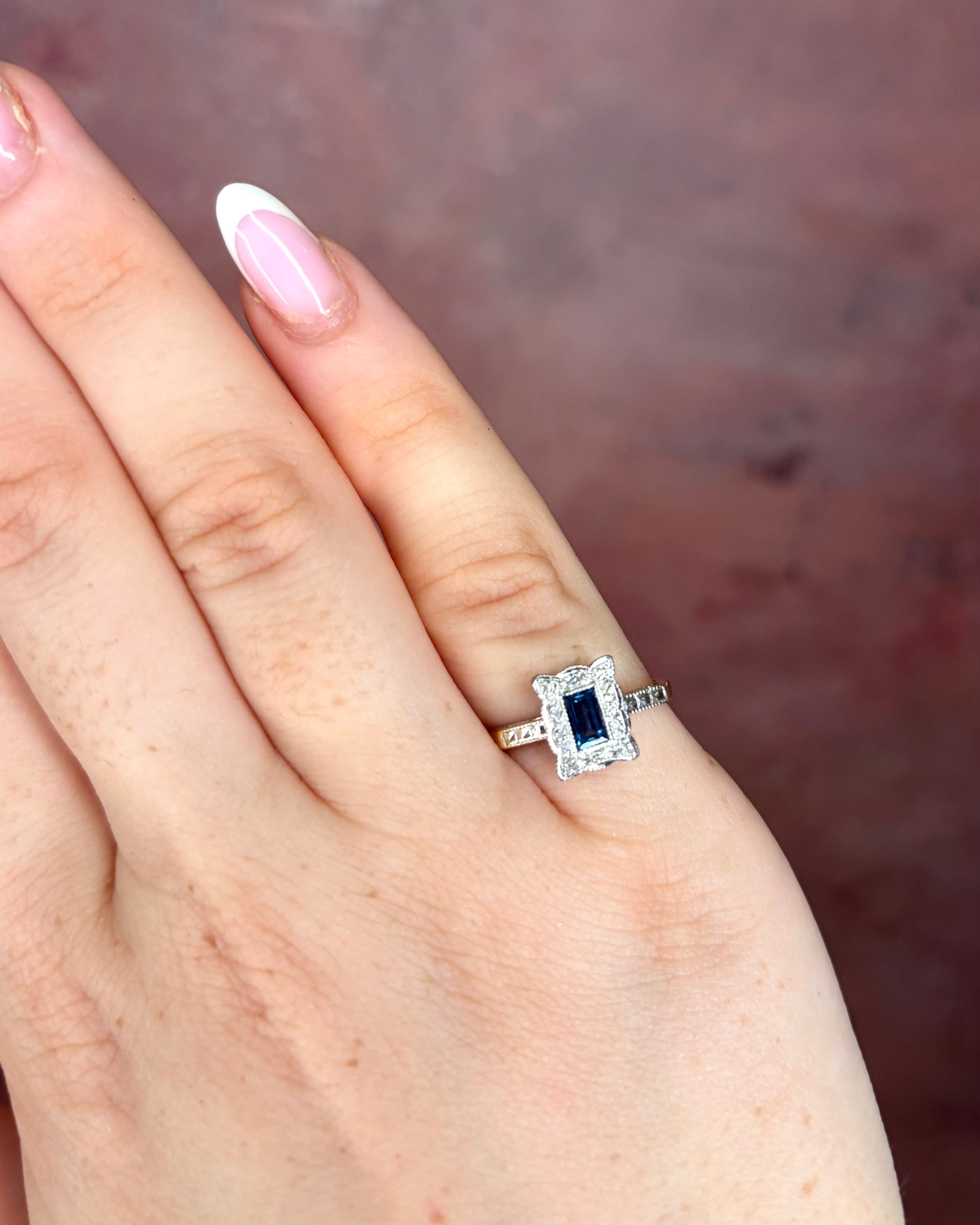 Anillo Art Déco con zafiro de 0.30 quilates y diamantes «Céline»