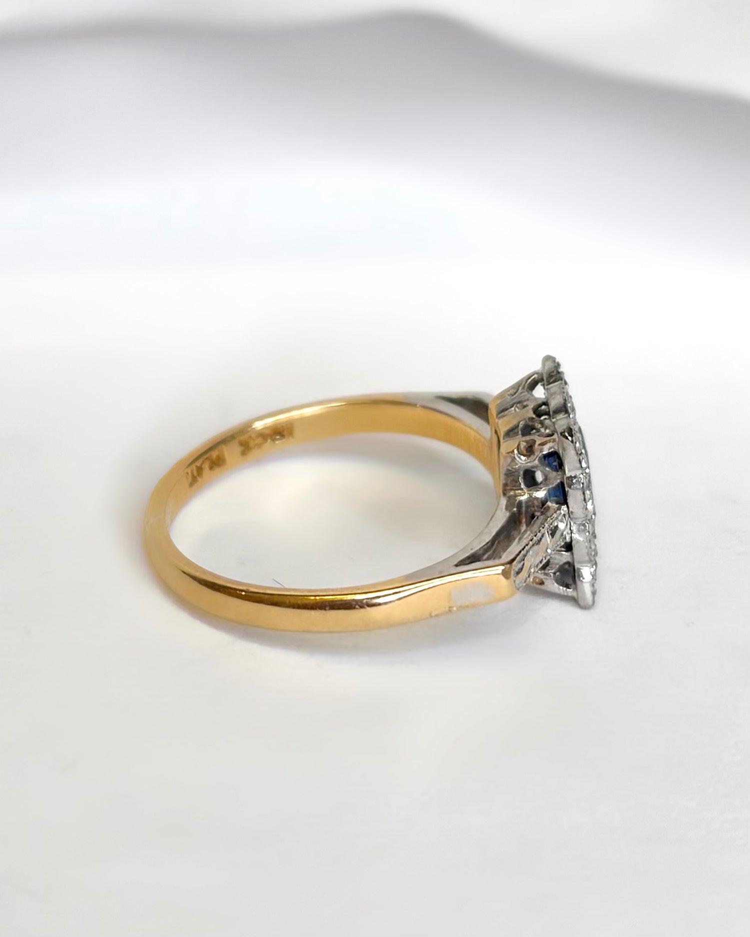 Anillo Art Déco con zafiro de 0.30 quilates y diamantes «Céline»